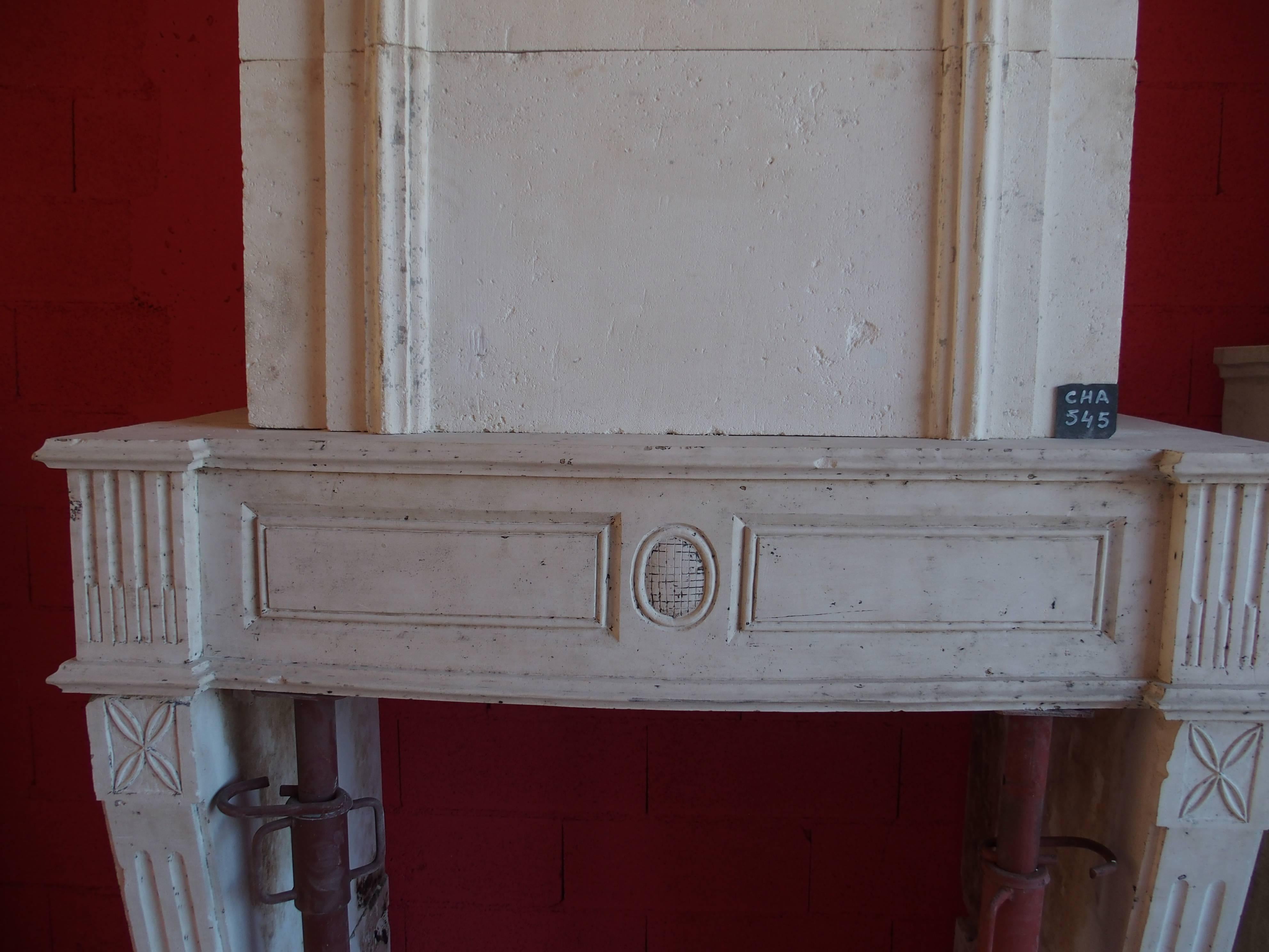 18th Century Louis XVI Stone Fireplace with Trumeau and Geometric Design, France In Good Condition For Sale In Isle sur la Sorgue, FR