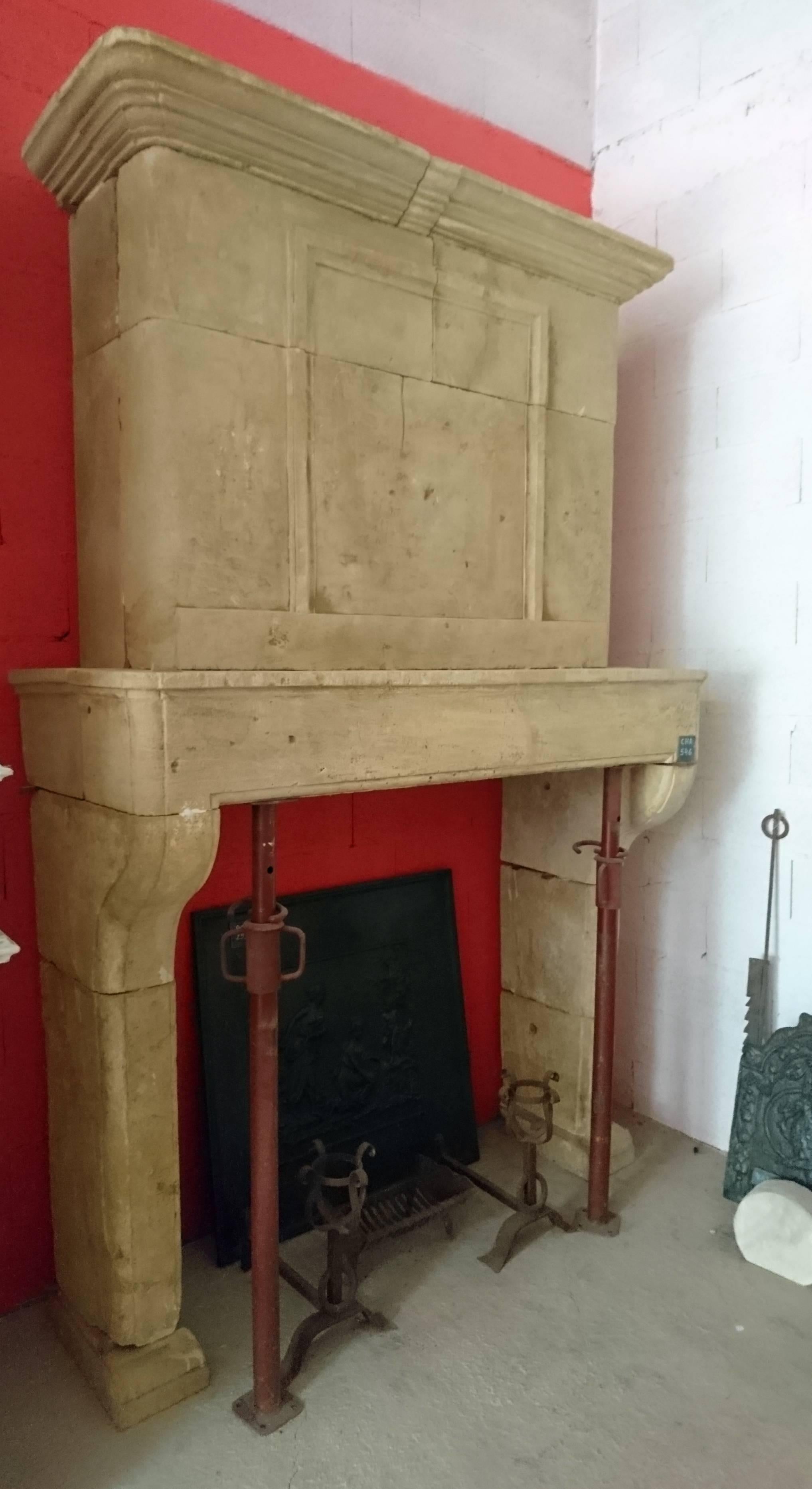 This Louis XIII country-style fireplace has been carved in a natural French limestone by a master stone cutter of the 17th century.

It is quite sober. The foot blocks are rectangular and monolithic. Its thin and slender jambs have chamfered outer