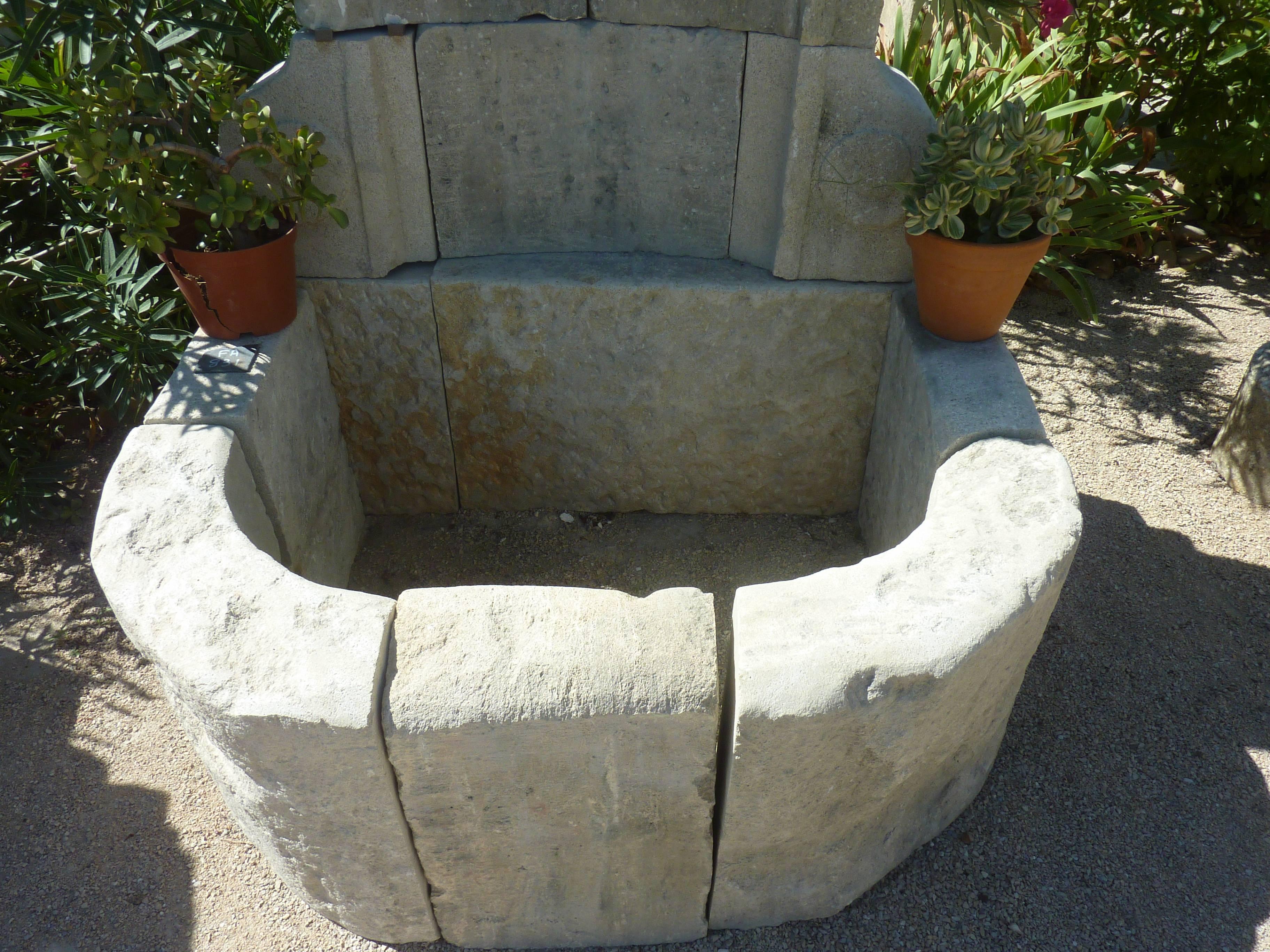 Ancient French Regence-Style Wall-Fountain Carved in Patinated Stone, Provence In Good Condition For Sale In Isle sur la Sorgue, FR