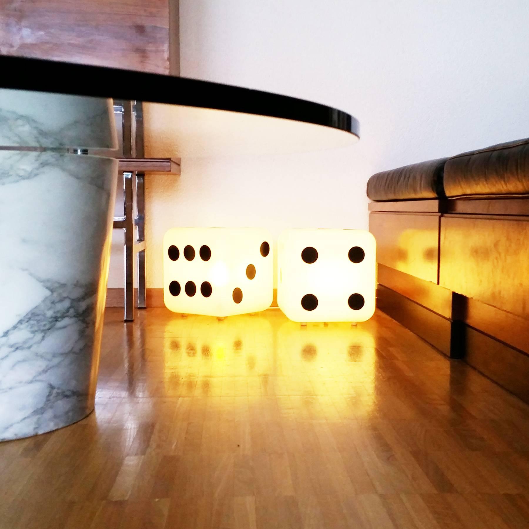 Nice set of two lighted dices, made by TIFF in Switzerland in the late 1970.
The light is soft and warm, and the lamps can be placed together or individually.
Perfect for a wide range of use, from the children's room to the men's house bar.