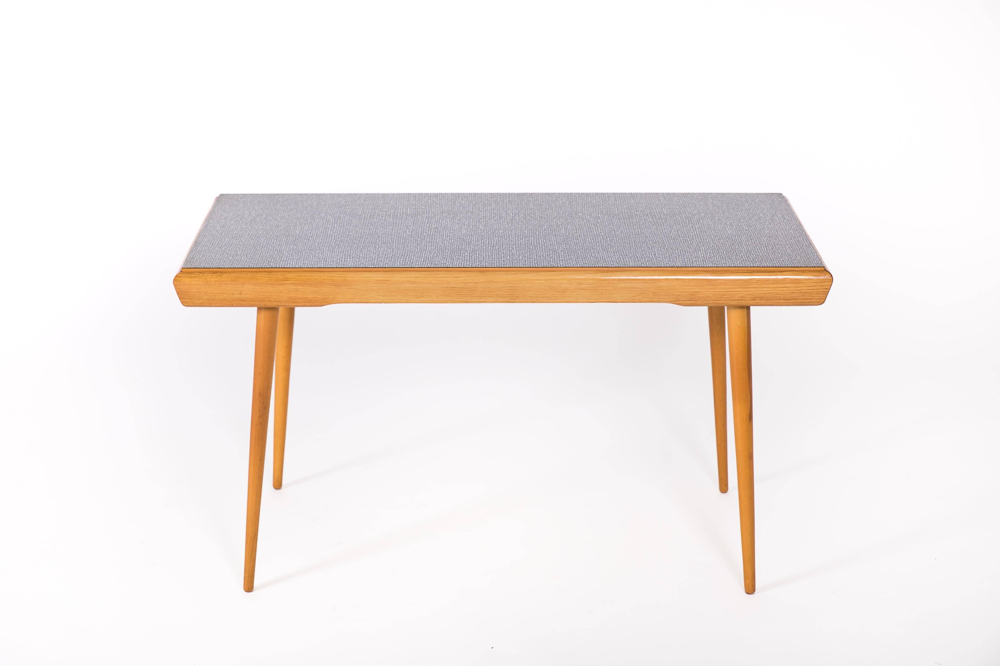 Coffee table with interchangeable top from Formica in a nice bright yellow and grey striped pattern. Solid oak frame and legs.