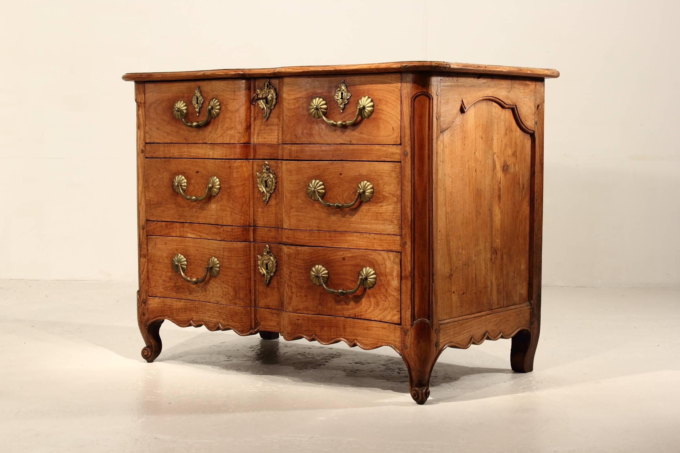 French 18th Century Walnut Commode In Excellent Condition In Husbands Bosworth, Leicestershire