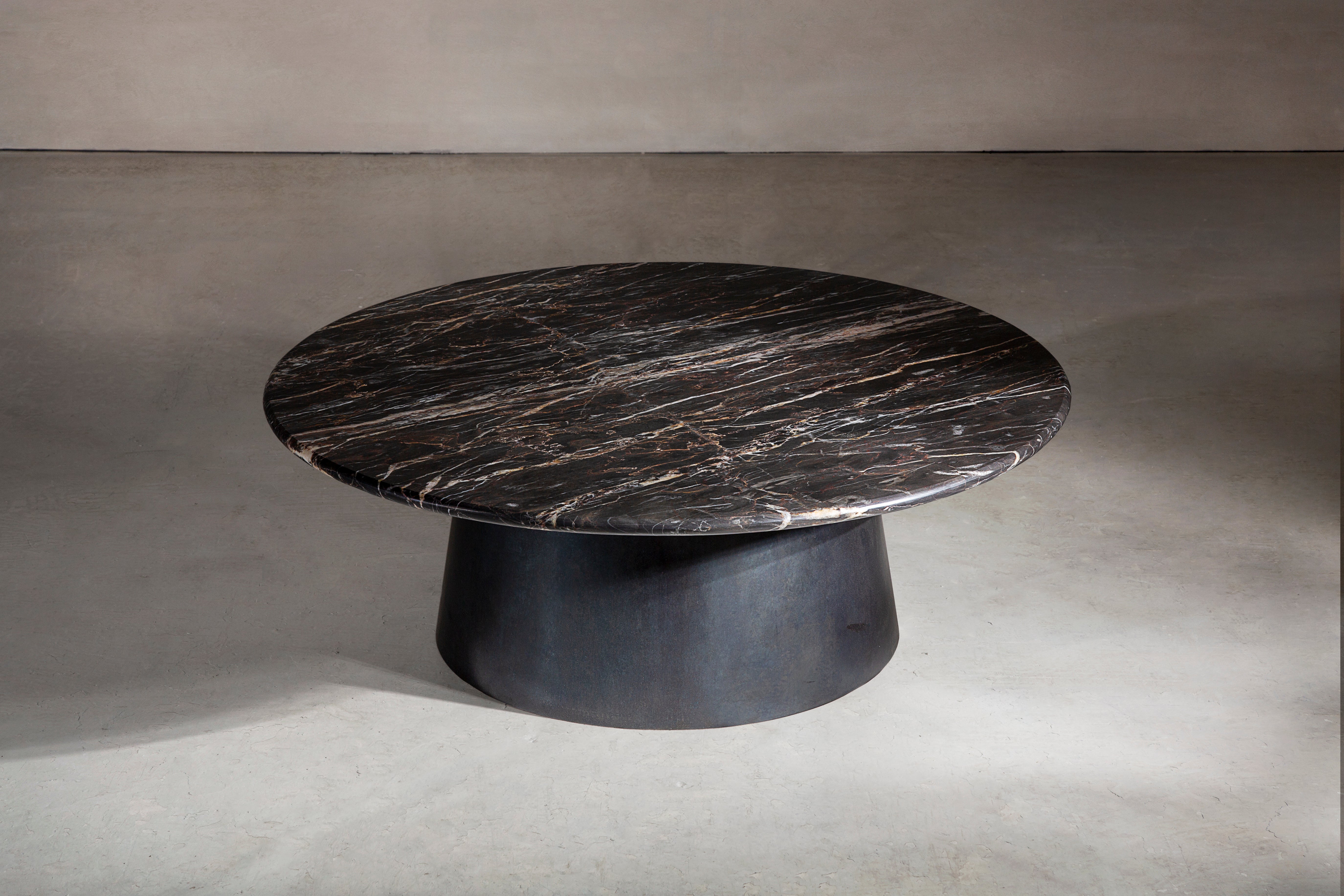 Table basse Stanhope - Petite - Base circulaire en acier - Rare British Marble Top en vente