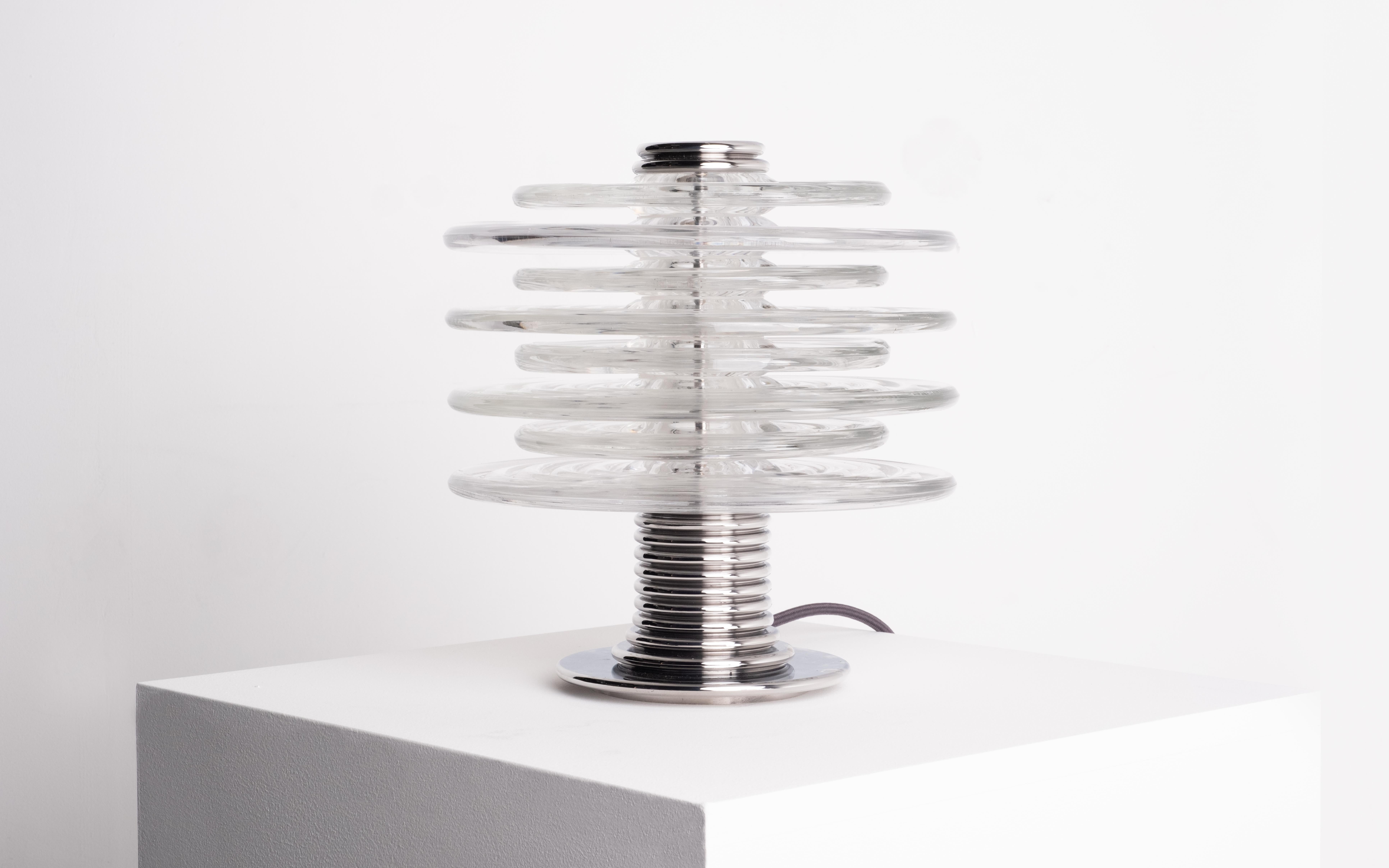Moderne Lampe à poser Insulator en inox poli et verre clair par Novocastrian en vente