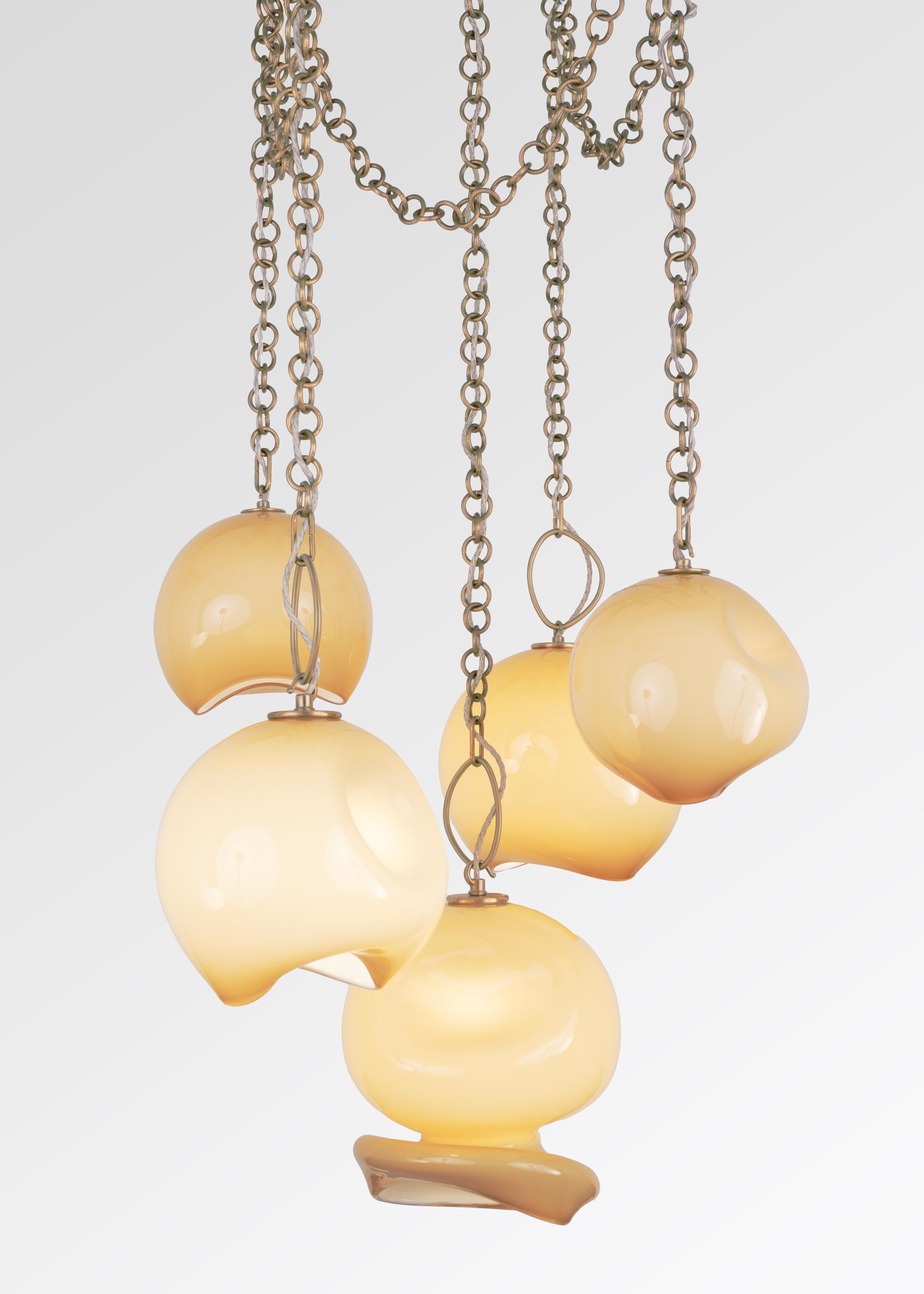 La collection de luminaires Marea est une exploration des formes organiques inspirées par la vie marine et les paysages sous-marins. Marea signifie 