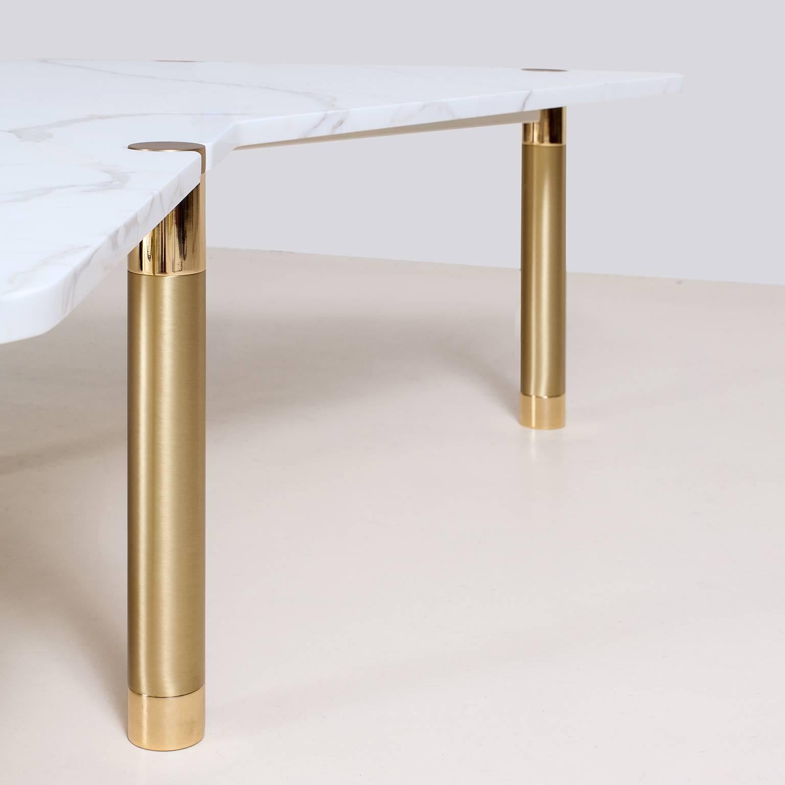 Die Nova Table Collection kombiniert verschiedene Metalloberflächen mit Holz- und Marmorplatten in unterschiedlichen Formen und Größen. Wählen Sie aus den verfügbaren Optionen oder spezifizieren Sie Ihr eigenes Oberteil und den Mix der
