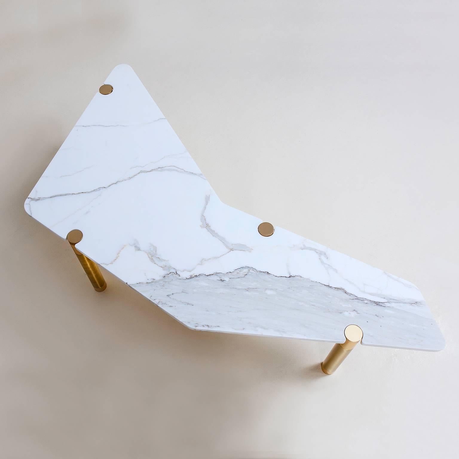 Moderne Table basse Nova Boomerang avec plateau en marbre par AVRAM RUSU STUDIO en vente