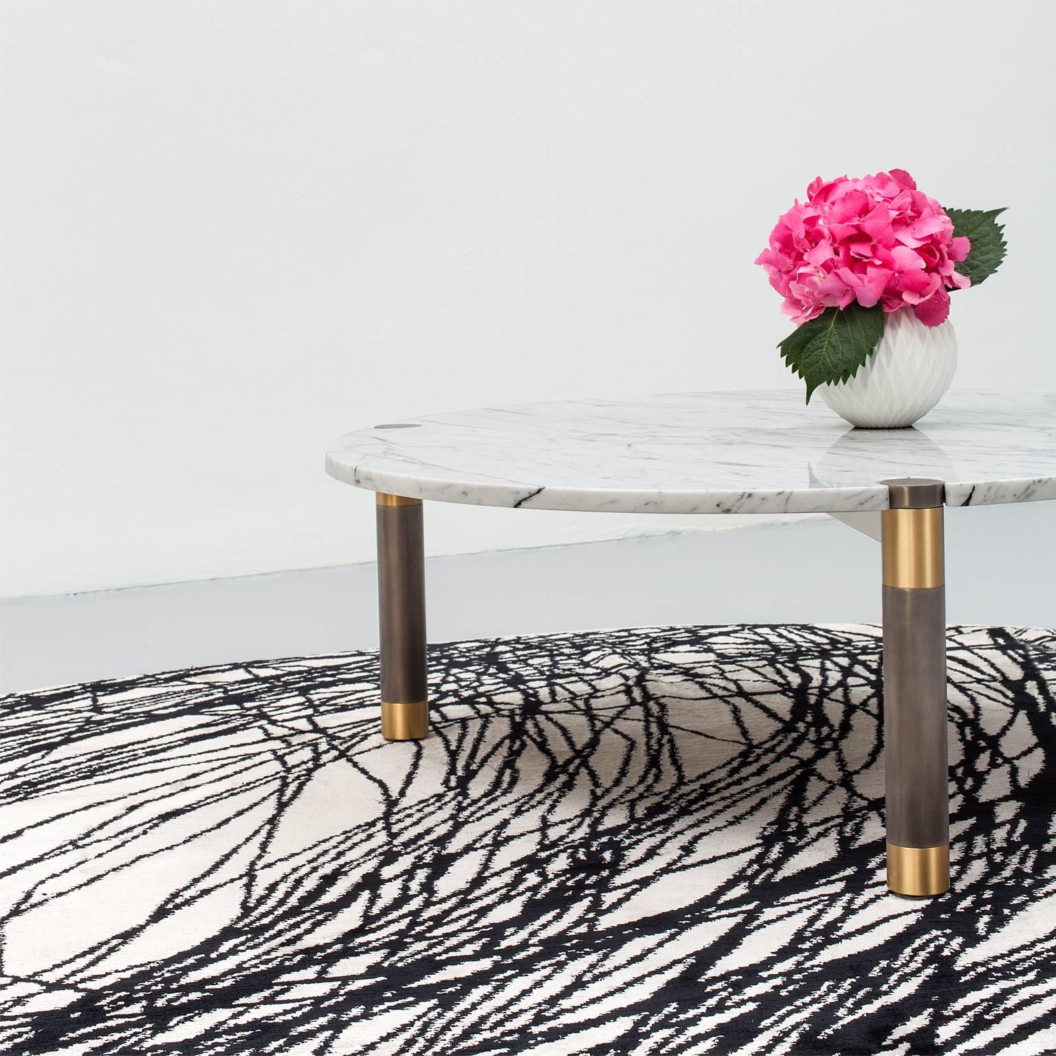 Die Tischkollektion Nova kombiniert verschiedene Metalloberflächen mit Holz- und Steinplatten in unterschiedlichen Formen und Größen. Die Tische sind einzeln oder als verschachteltes Paar in den Größen 30
