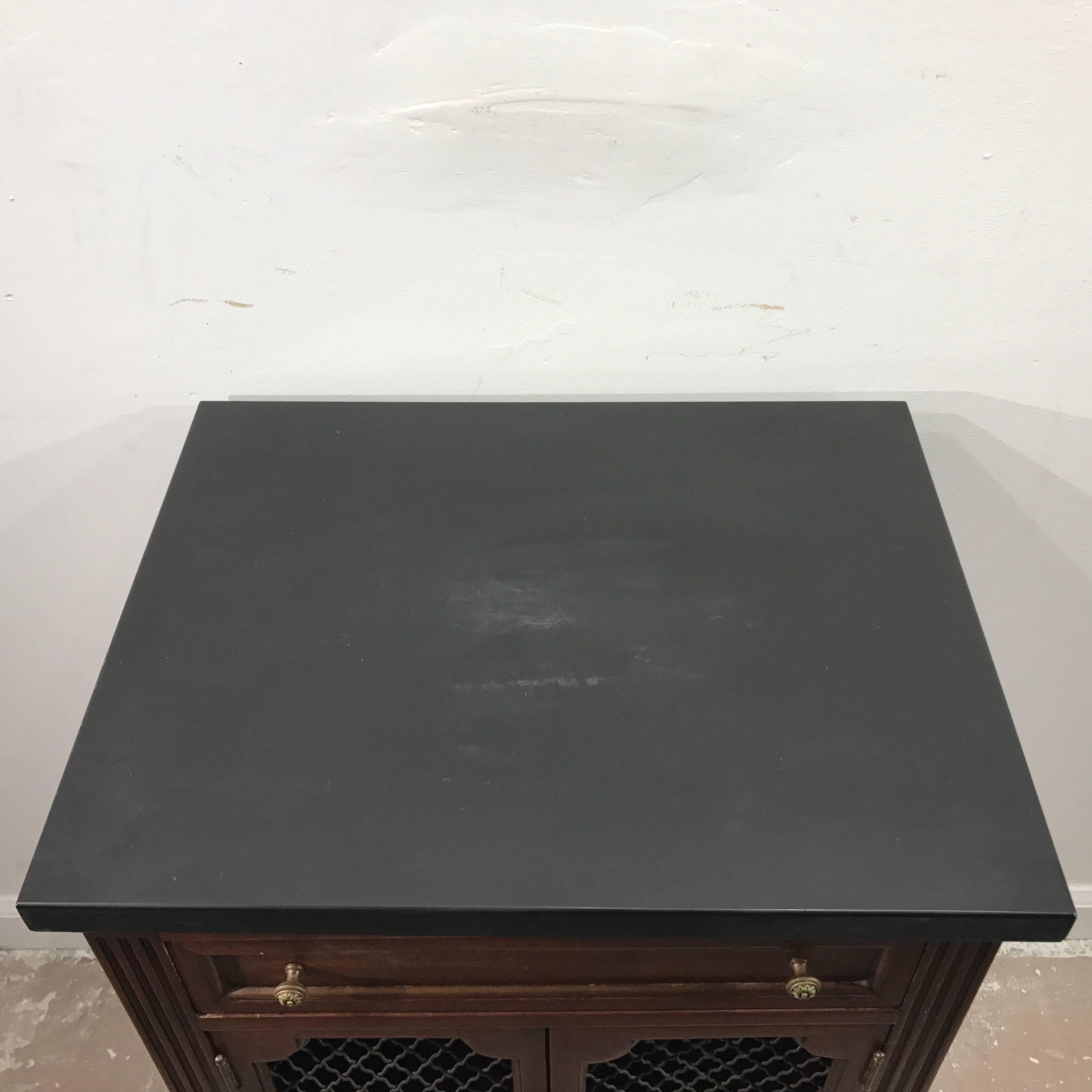 Pair of Marble-Top Directoire Brass-Mounted End Tables or Nightstands In Good Condition In West Palm Beach, FL