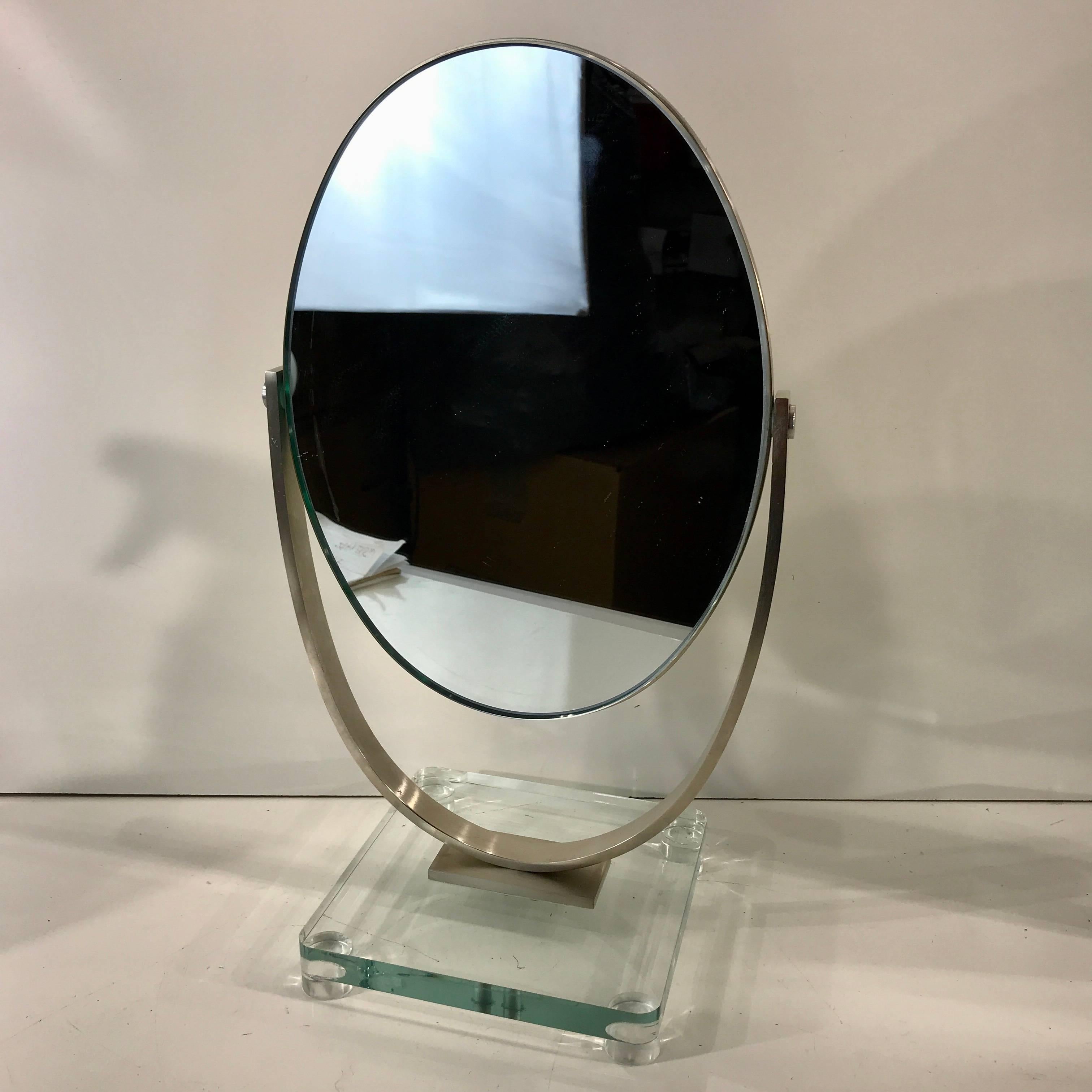 Zwei Charles Hollis Jones Vanity Spiegel, jeder ein doppelseitiger dicker Einsatz Metall montiert ovalen Spiegeln,
(Maße: 9