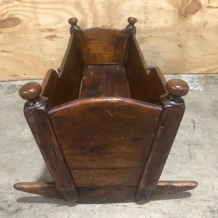 19th Century Southern Plantation Wooden Baby Cradle For Sale at 1stDibs