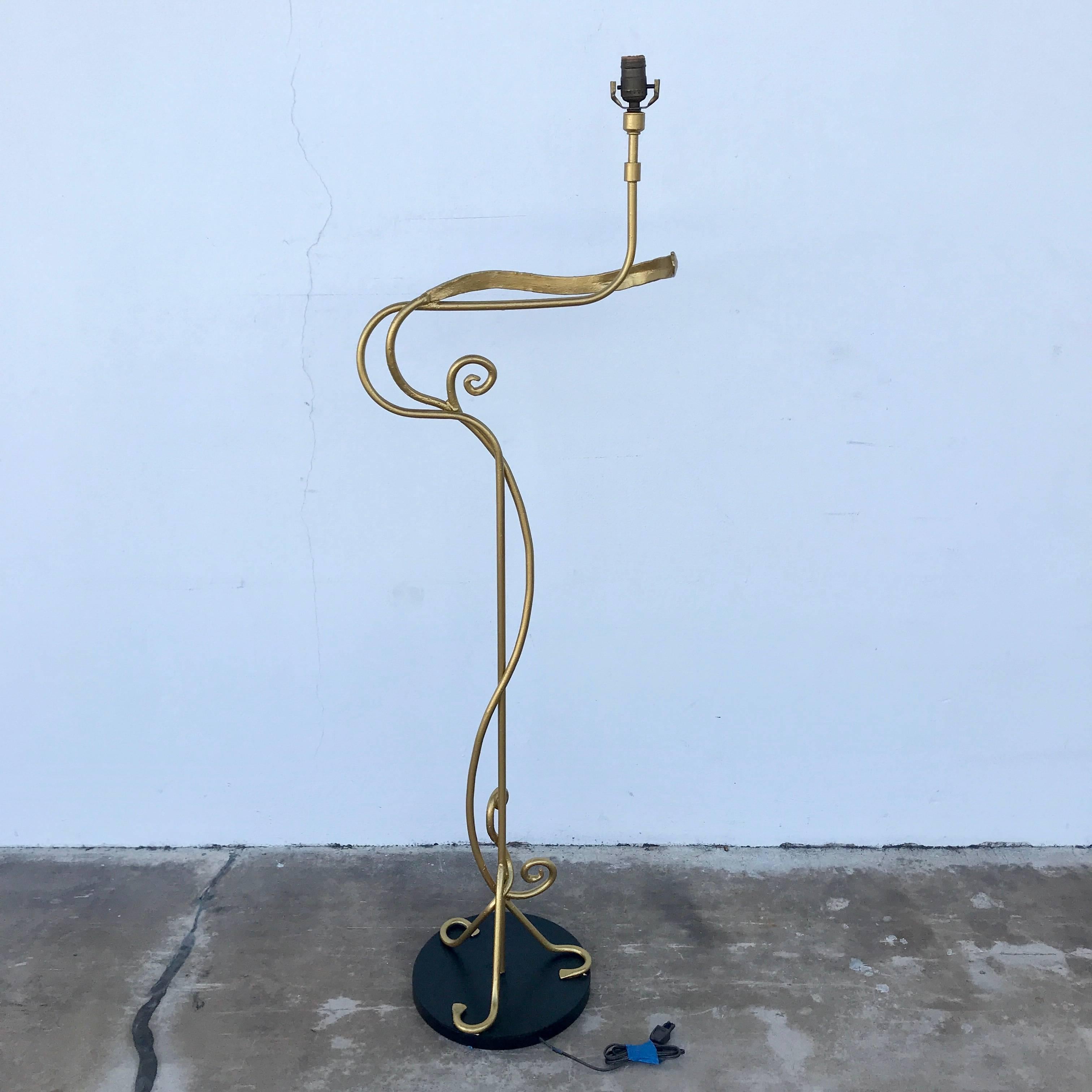 Midcentury Wide Gilt Ribbon Motif Floor Lamp In Excellent Condition In West Palm Beach, FL