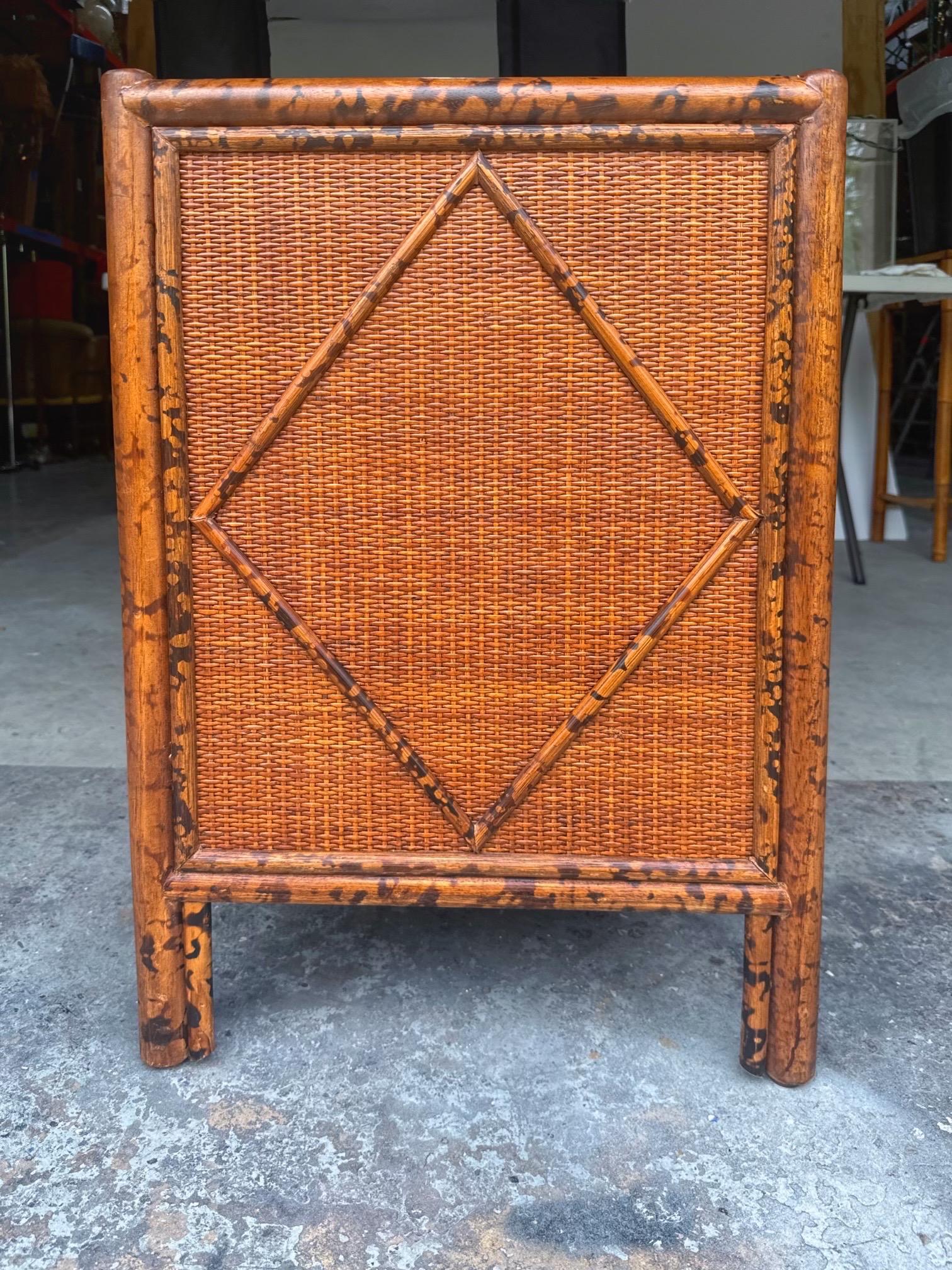 Coloniale britannico Cassapanca in stile British Colonial in bambù e rattan di dimensioni ridotte in vendita