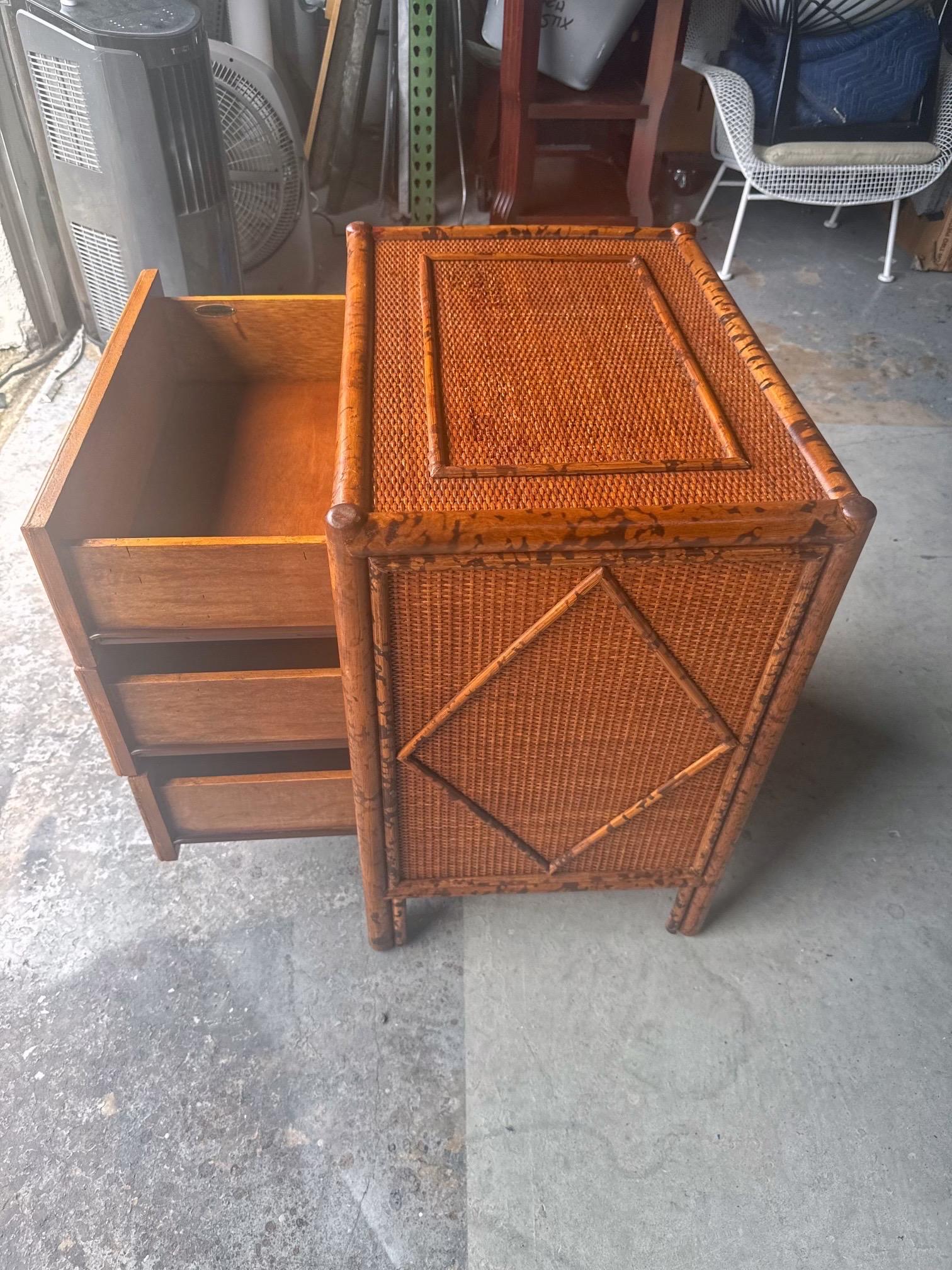 Europeo Cassapanca in stile British Colonial in bambù e rattan di dimensioni ridotte in vendita