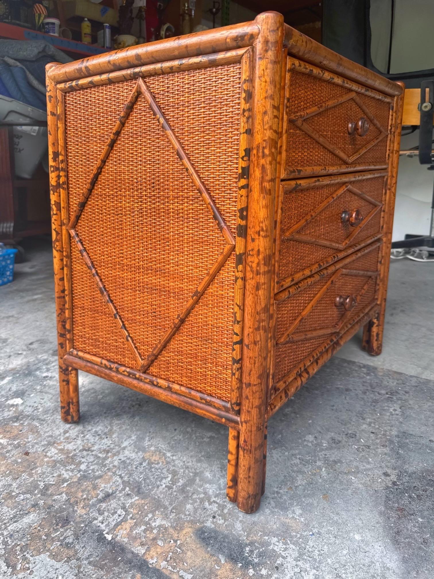 Cassapanca in stile British Colonial in bambù e rattan di dimensioni ridotte In condizioni buone in vendita a West Palm Beach, FL