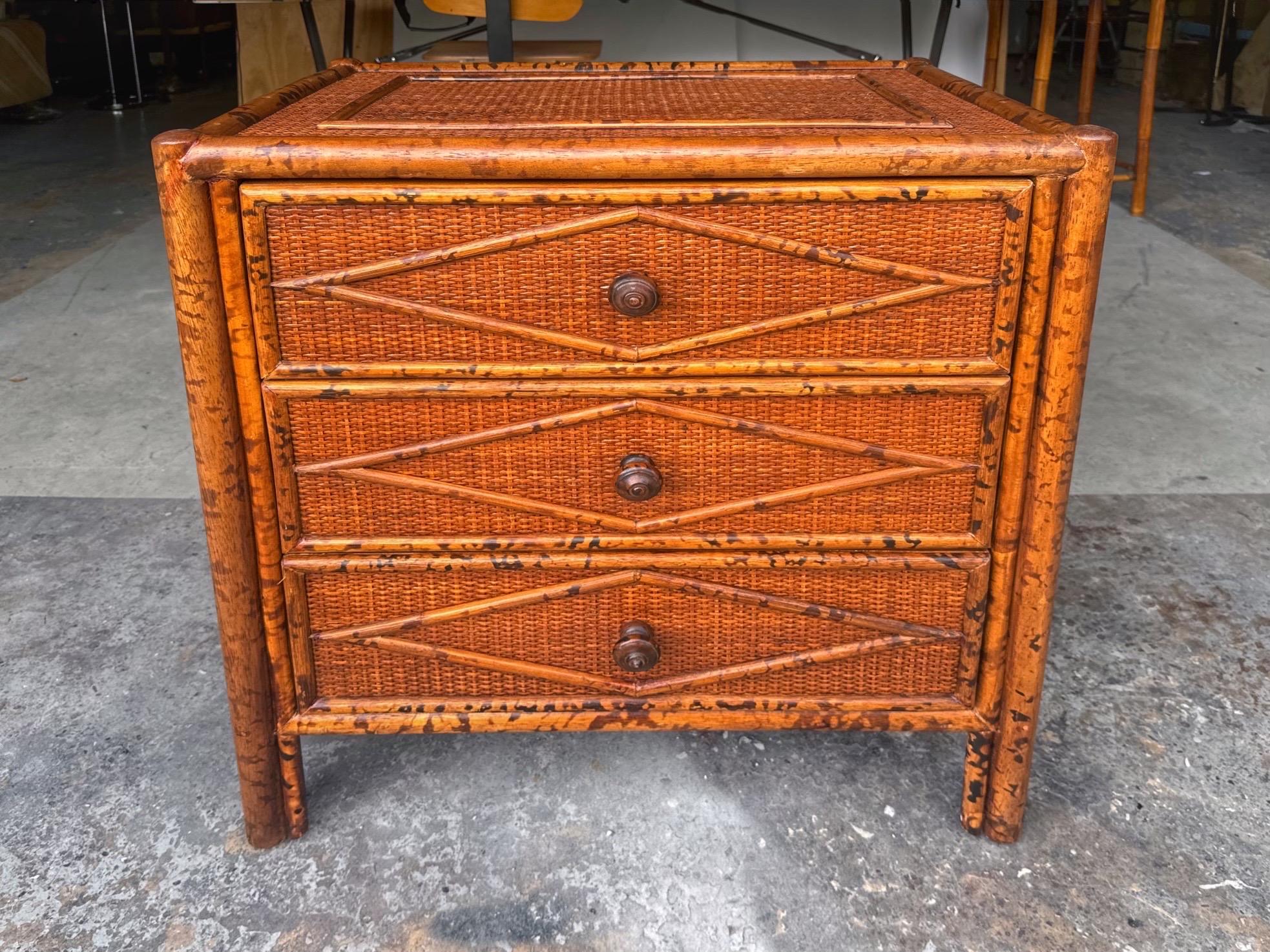 Cassapanca in stile British Colonial in bambù tartarugato e rattan 
Europa, ultimi anni del XX secolo 

Questa splendida cassettiera in stile British Colonial, avvolta in rattan, presenta una decorazione in bambù tartarugato con motivo a diamante