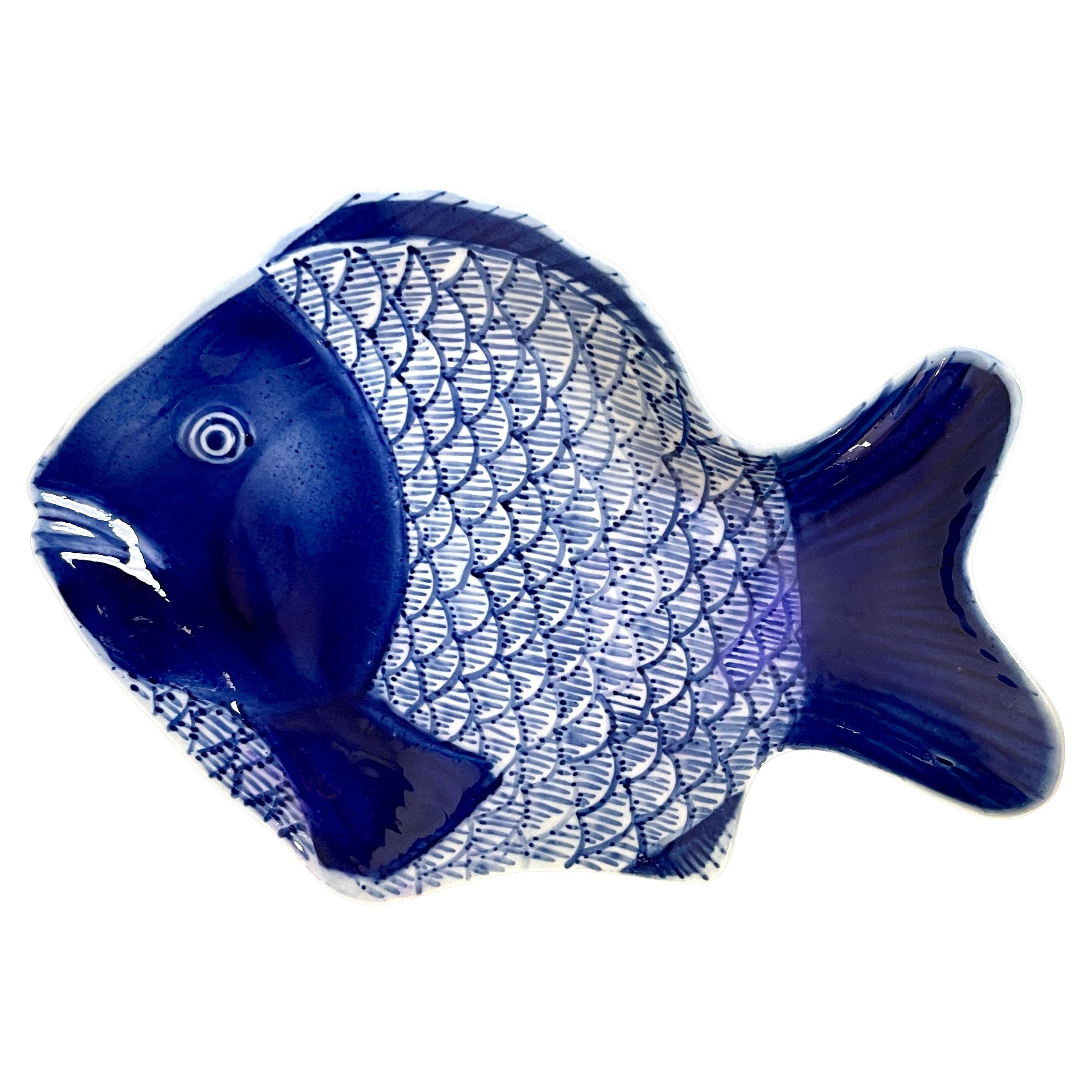 Assiettes à poisson bleues et blanches de la période Meiji de Fukagawa, 2 disponibles