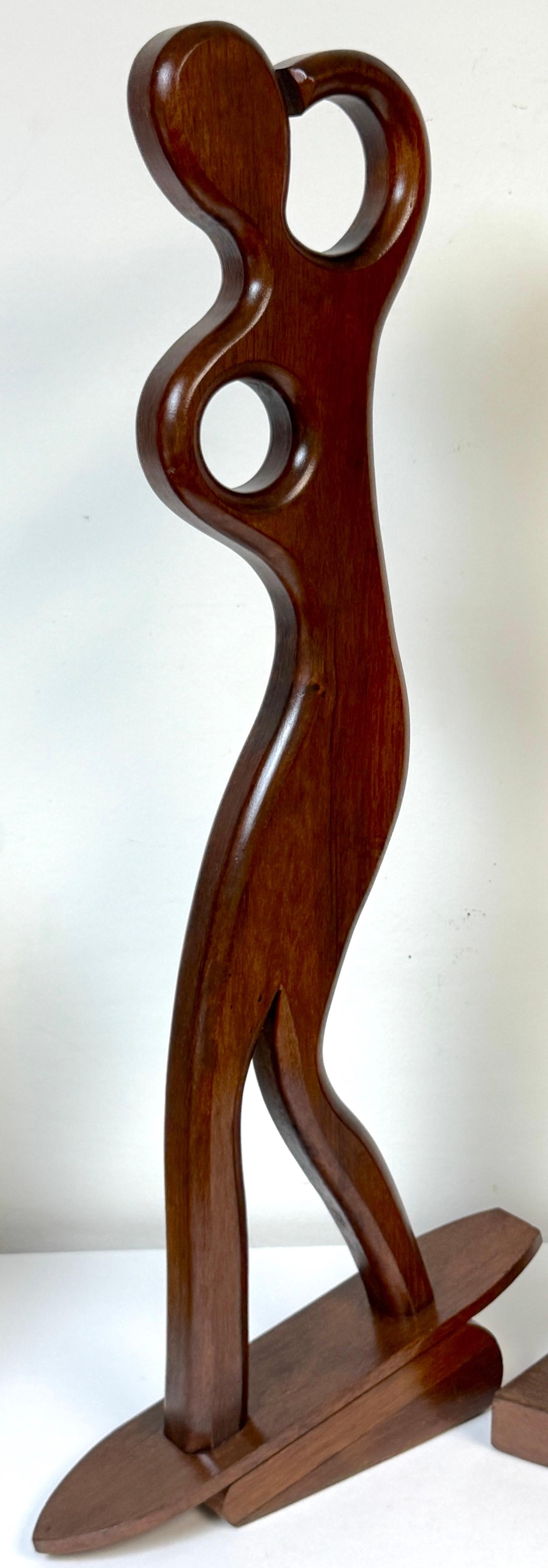 Intagliato a mano Coppia di sculture in teak di William Westenhaver per Witco - Il diportista e il surfista in vendita