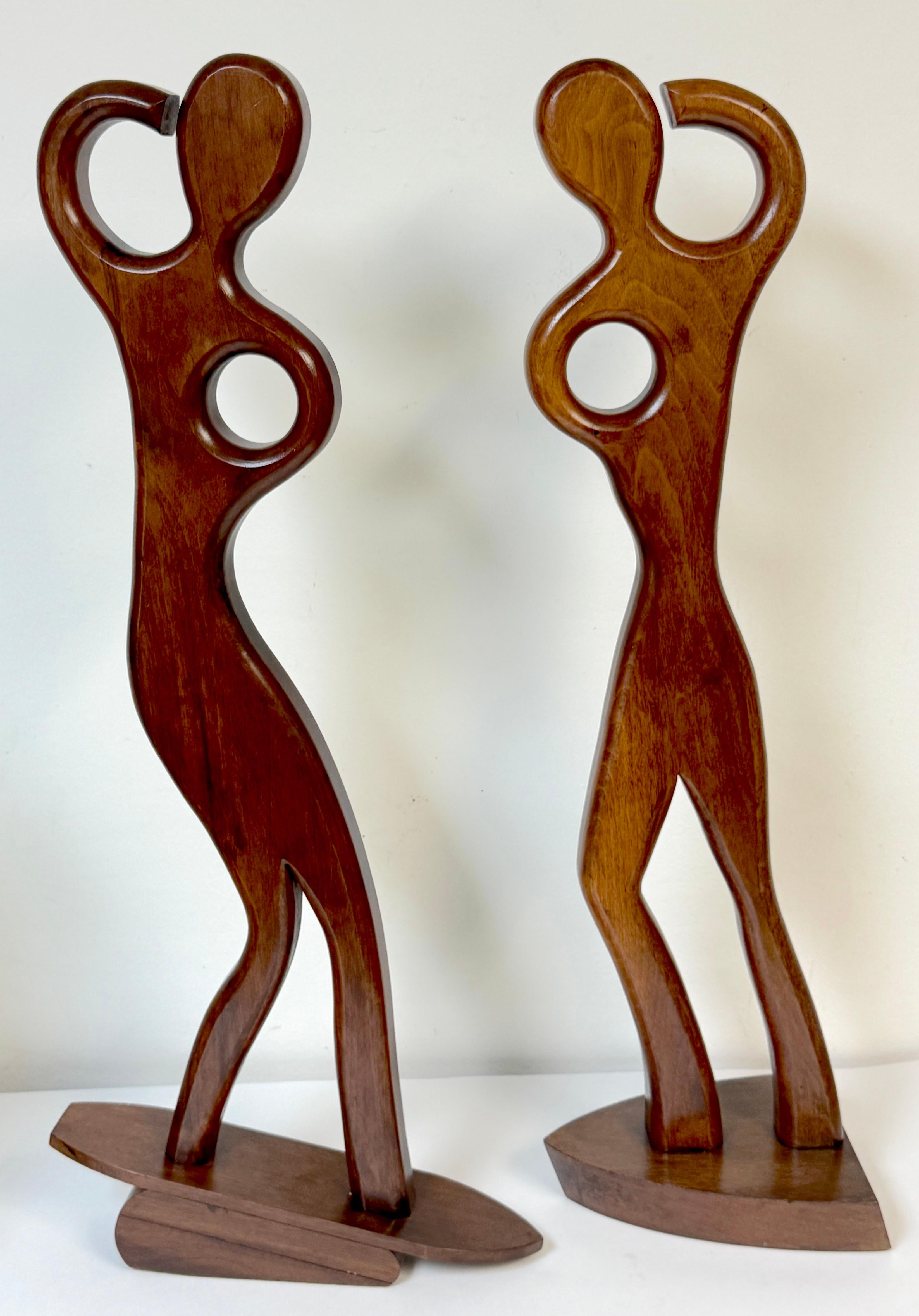 XX secolo Coppia di sculture in teak di William Westenhaver per Witco - Il diportista e il surfista in vendita