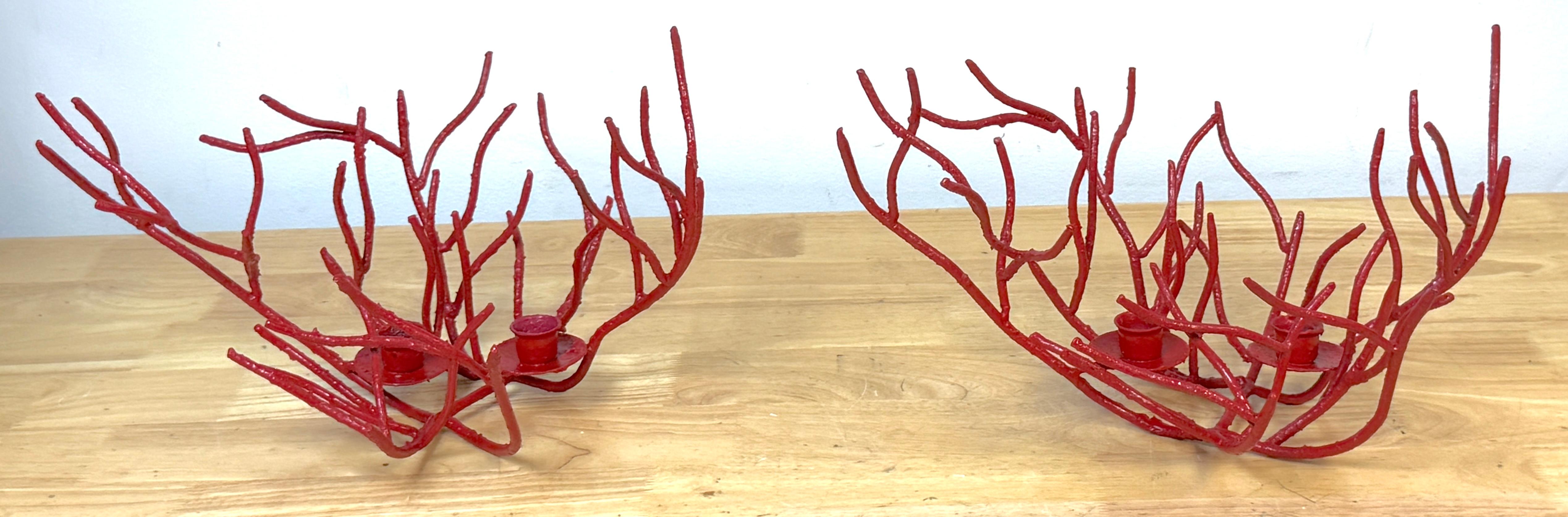 Coppia di candelabri italiani a forma di corallo nello stile di Tony Duquette, XX secolo

Un'impressionante coppia di candelieri in tole rosso corallo ispirati all'audace stile organico di Tony Duquette. Ogni pezzo scultoreo è realizzato in modo da