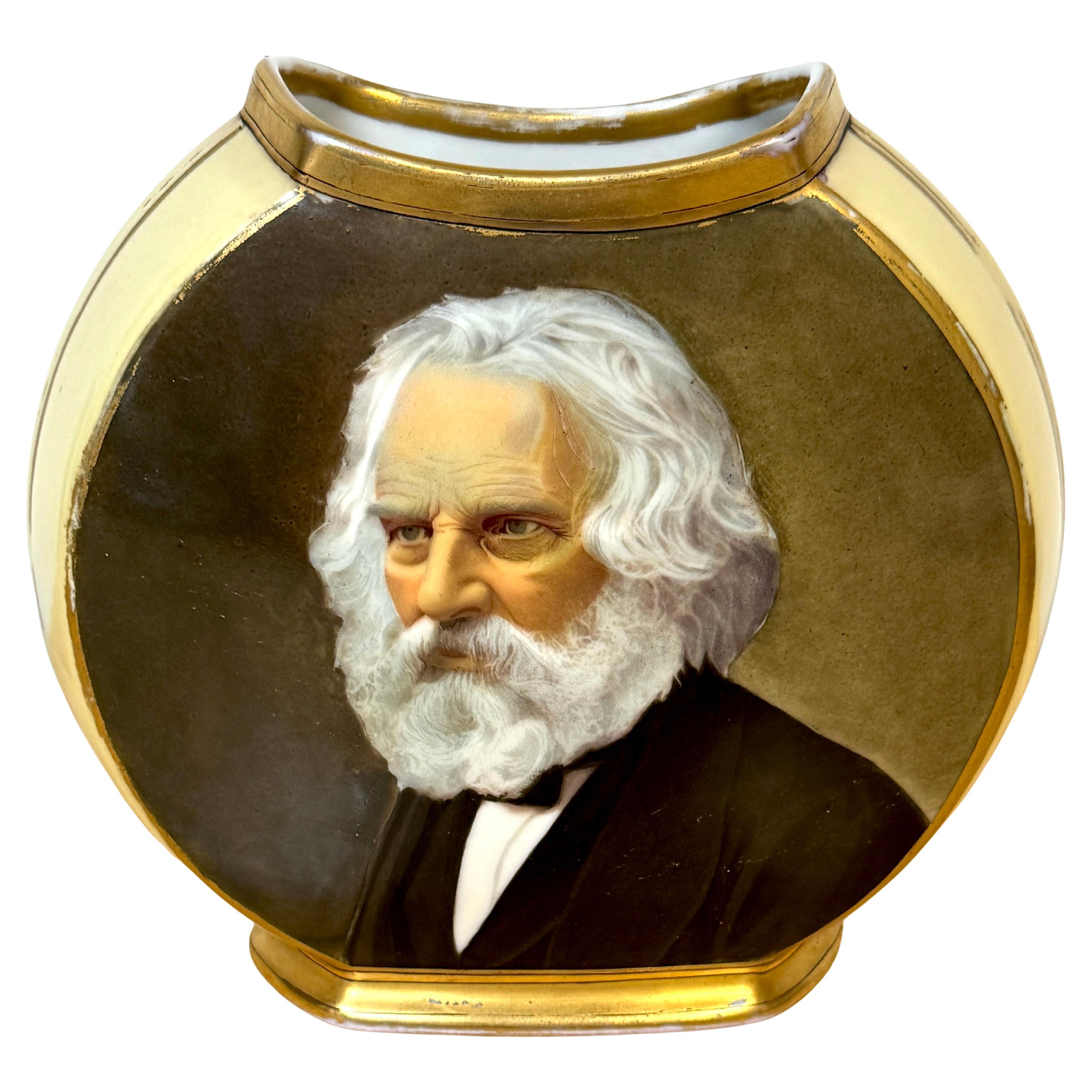Jarrón de porcelana Old Paris de Henry Wadsworth Longfellow con inscripción poética en venta