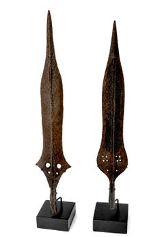 Par de puntas de lanza de hierro forjadas a mano de la cuenca del Congo con soportes, hacia 1900