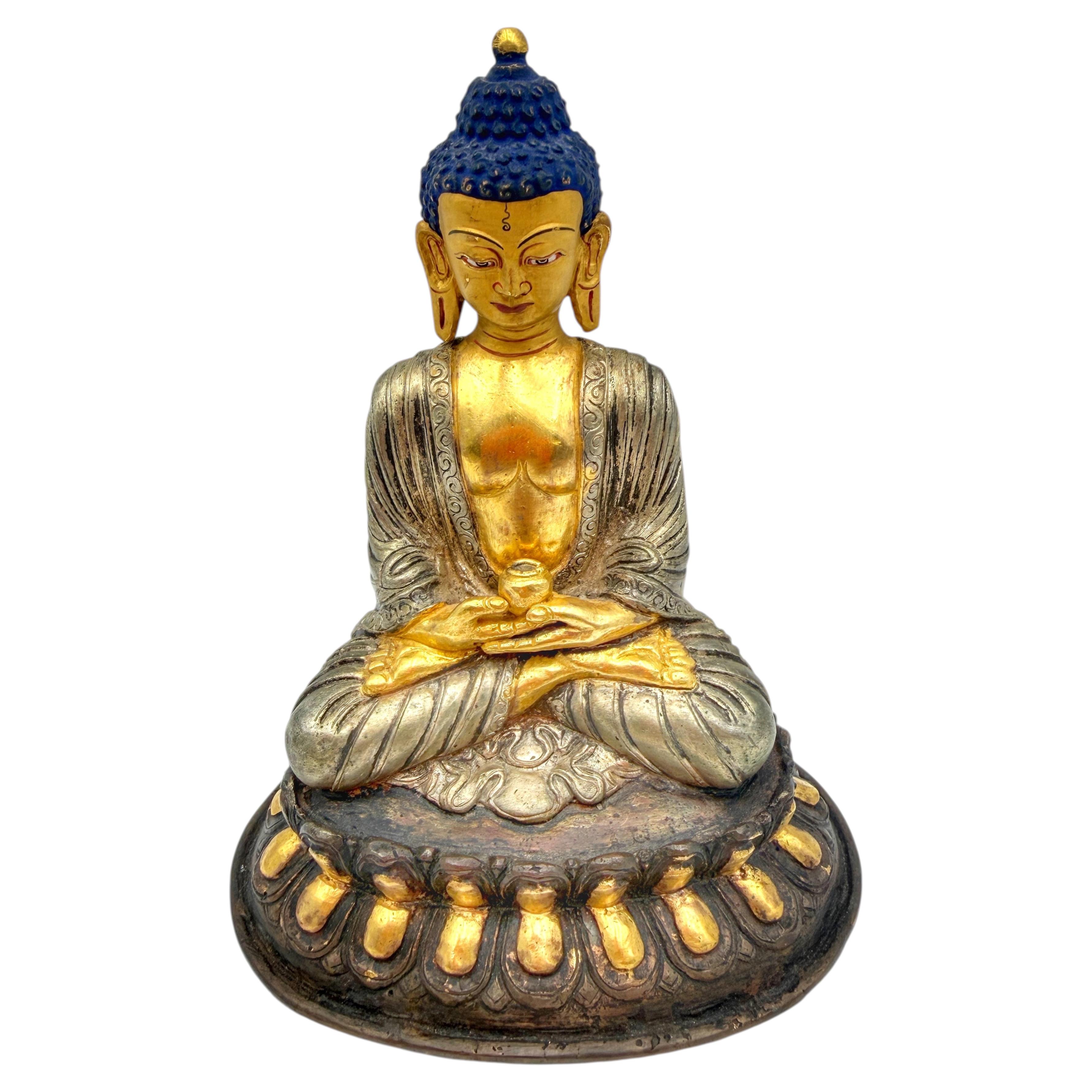 Bouddha Amitabha tibétain polychrome et doré sur socle en forme de lotus, XXe siècle en vente
