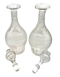 Ein Paar englischer Dekanter aus geschliffenem Kristall im Regency-Stil mit griechischem Muster, um 1820