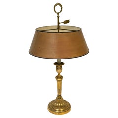 Lampe « bouillotte » en bronze doré de style Louis XVI, abat-jour en tôle ocre, XIXe siècle