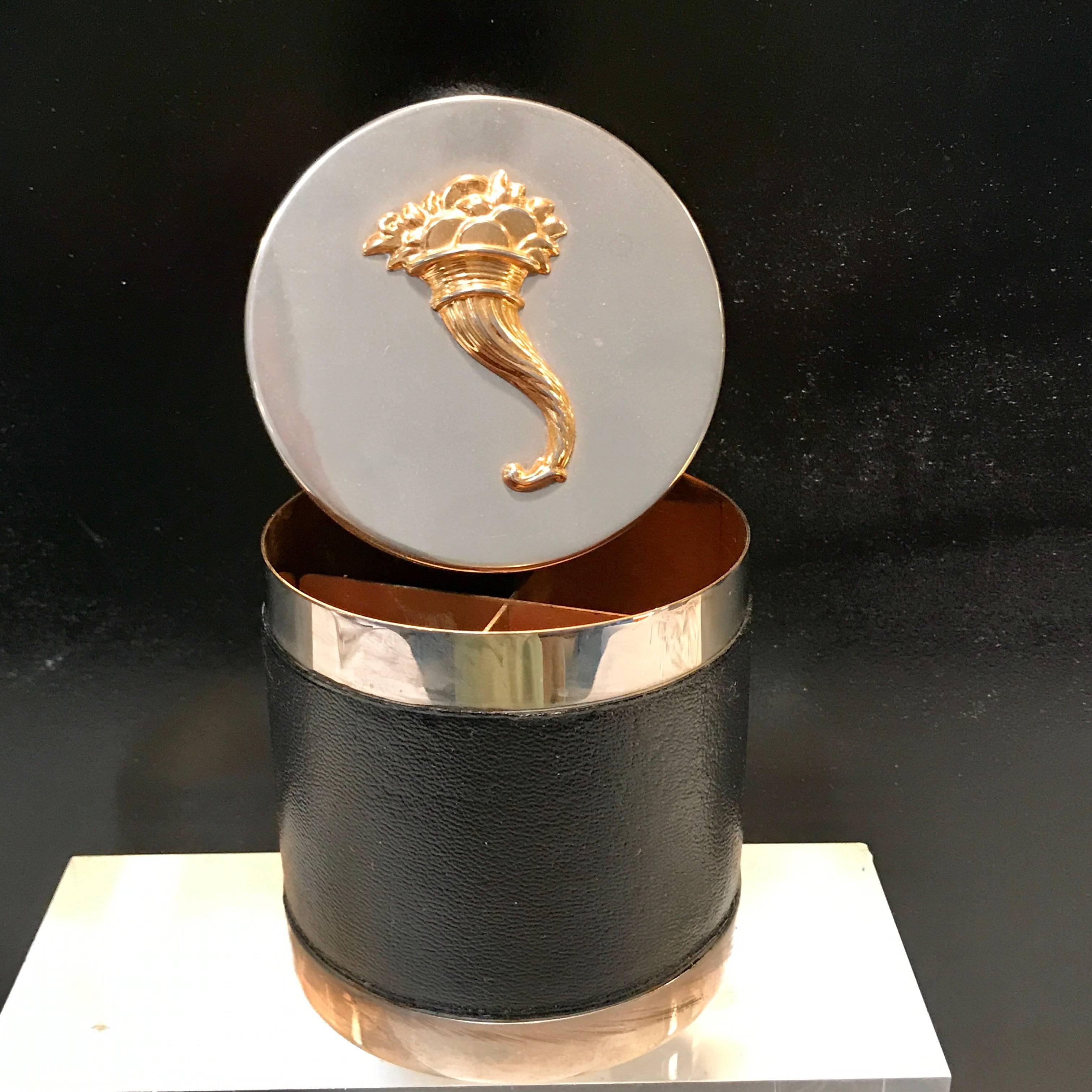 Neceser Hermes
Años 70, Francia
Dimensiones: Altura: 3,75 pulg Diámetro: 3,5 pulg

Encarna la elegancia y sofisticación francesas con este exquisito neceser Hermes. Combinando funcionalidad y diseño, este tocador de forma circular tiene una tapa