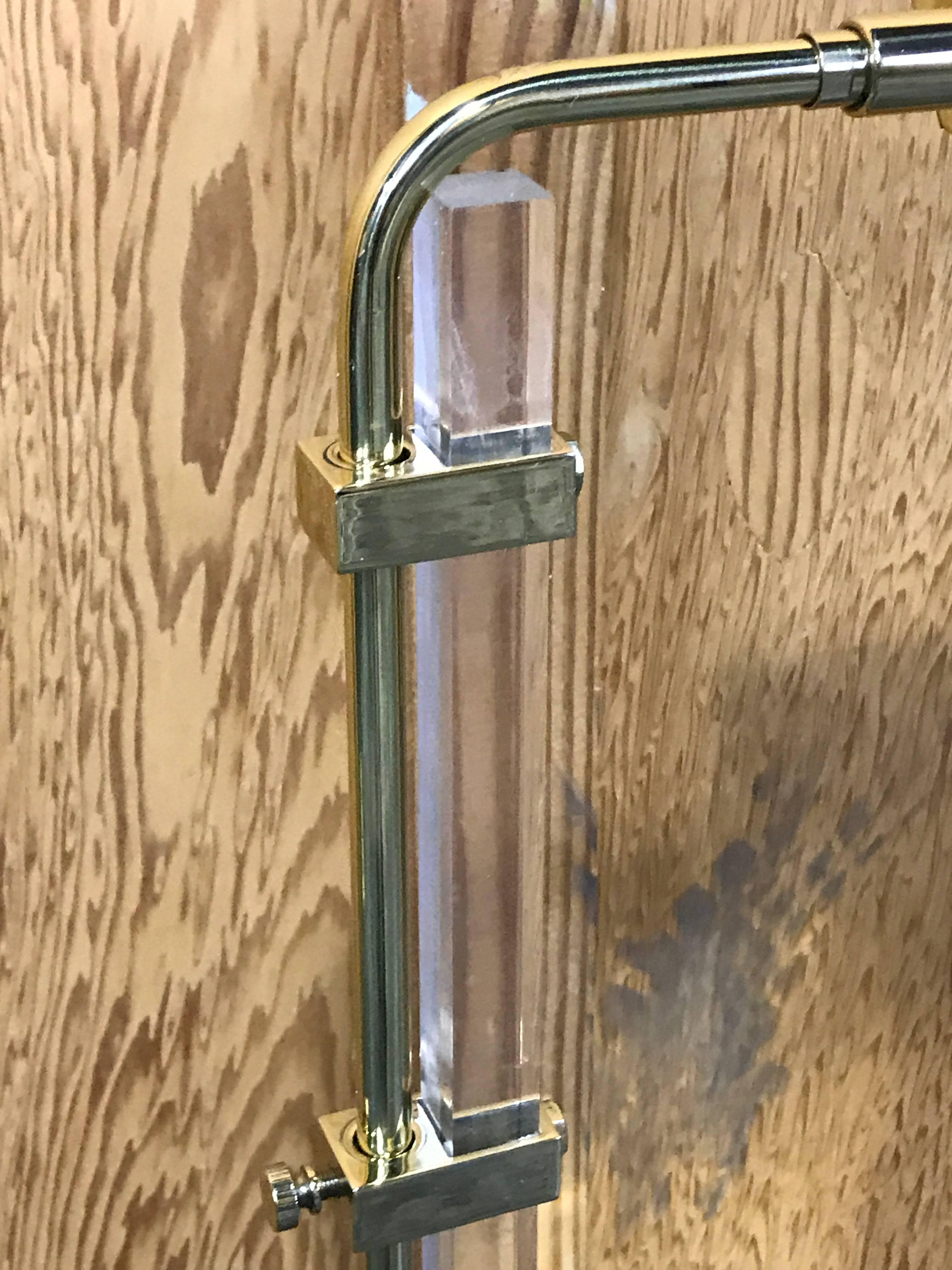Single Mid-Century Modern Cedric Hartman Style Brass and Lucite Floor Lamp In Good Condition For Sale In West Palm Beach, FL