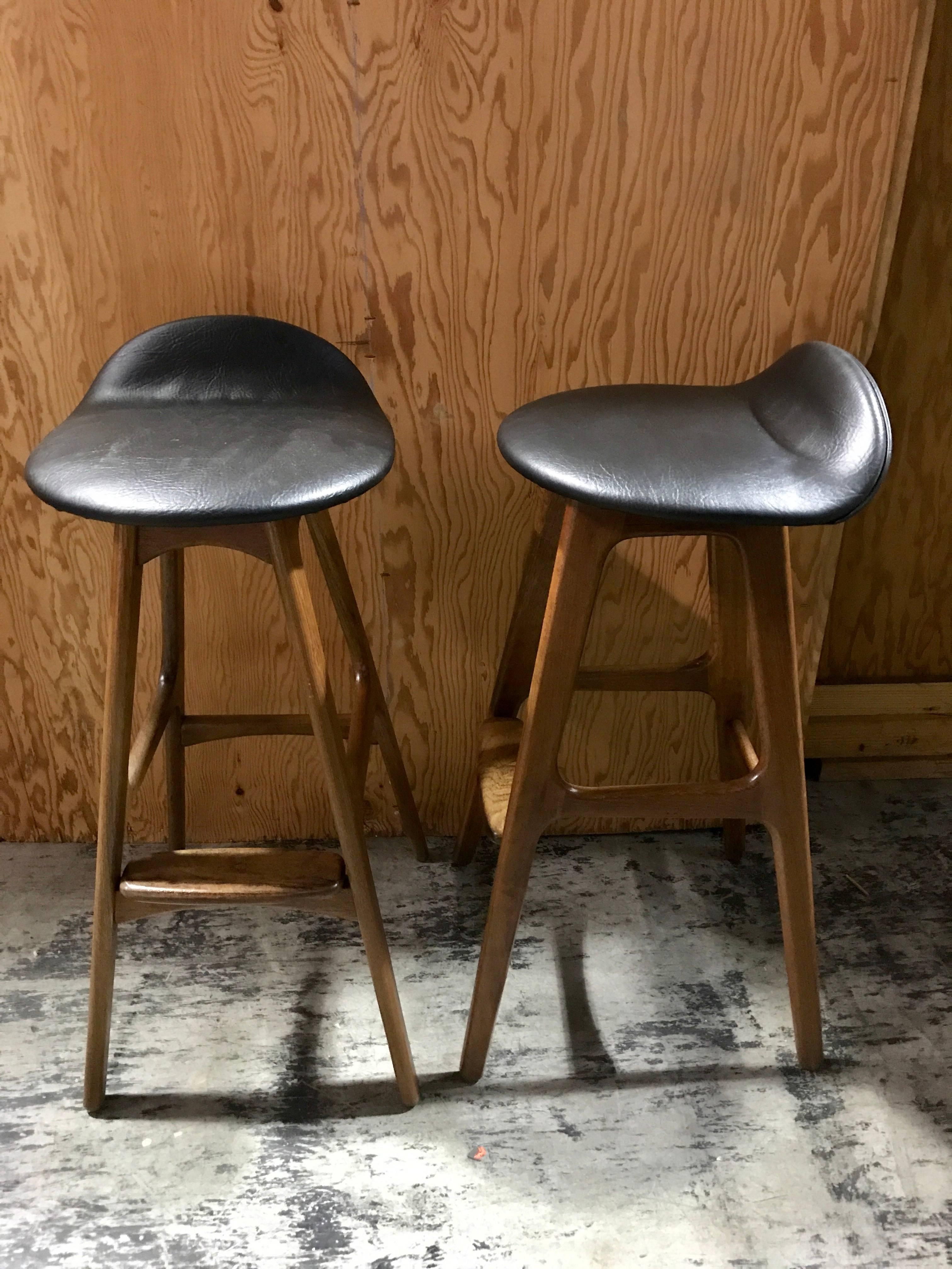 Pair of Erik Buch Barstools for O.D. Mobler, rosewood and newly upholstered Naugahyde seats. The seats measure 14.5