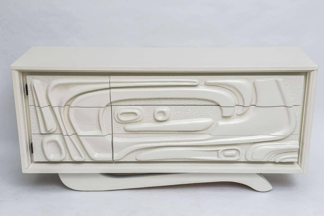 Sculptural White Lacquered Witco Abstract Credenza or Dresser In Excellent Condition In West Palm Beach, FL