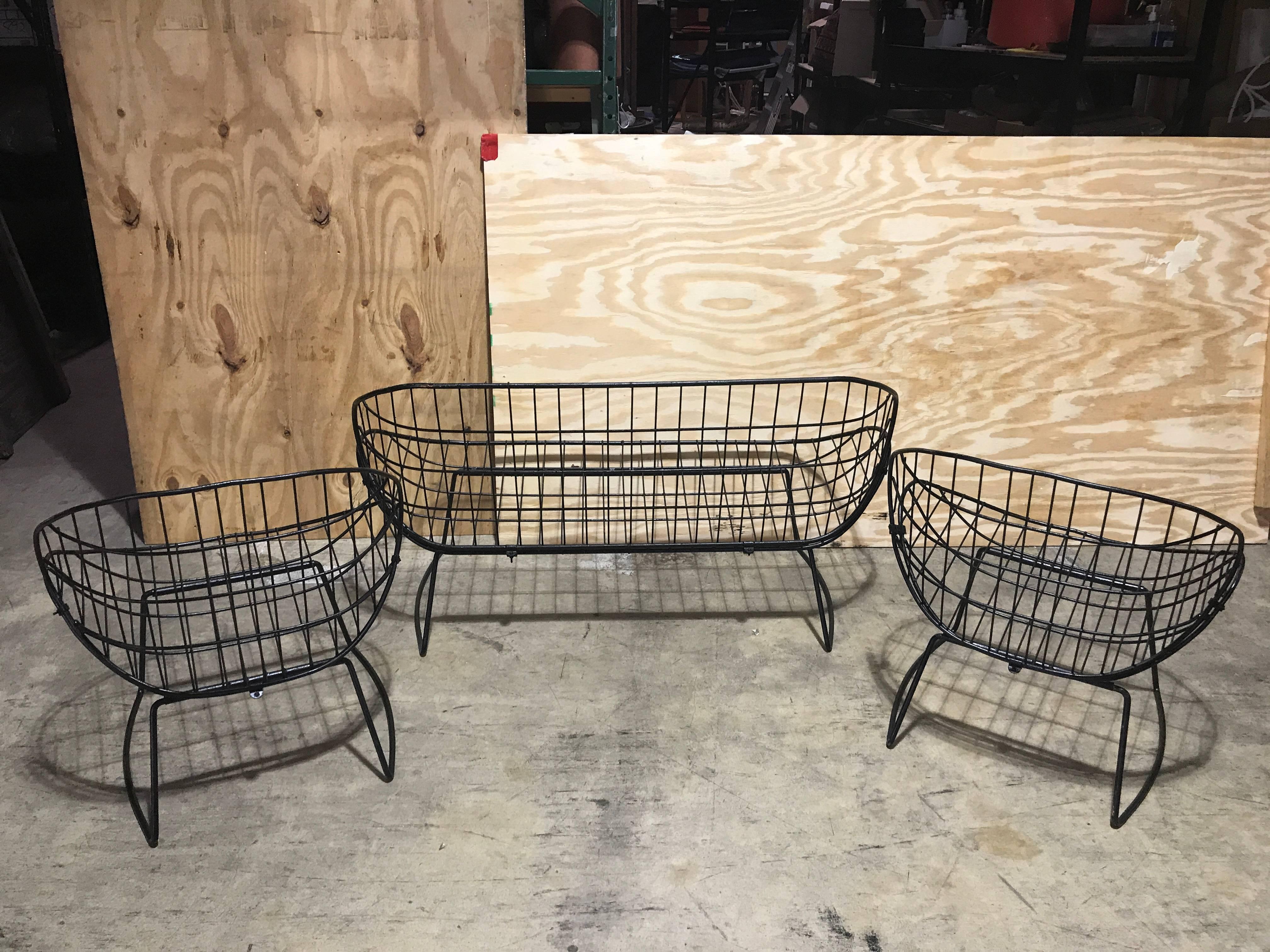Italian Midcentury Three-Piece Wrought Iron Grid Pattern Patio Set In Good Condition In West Palm Beach, FL