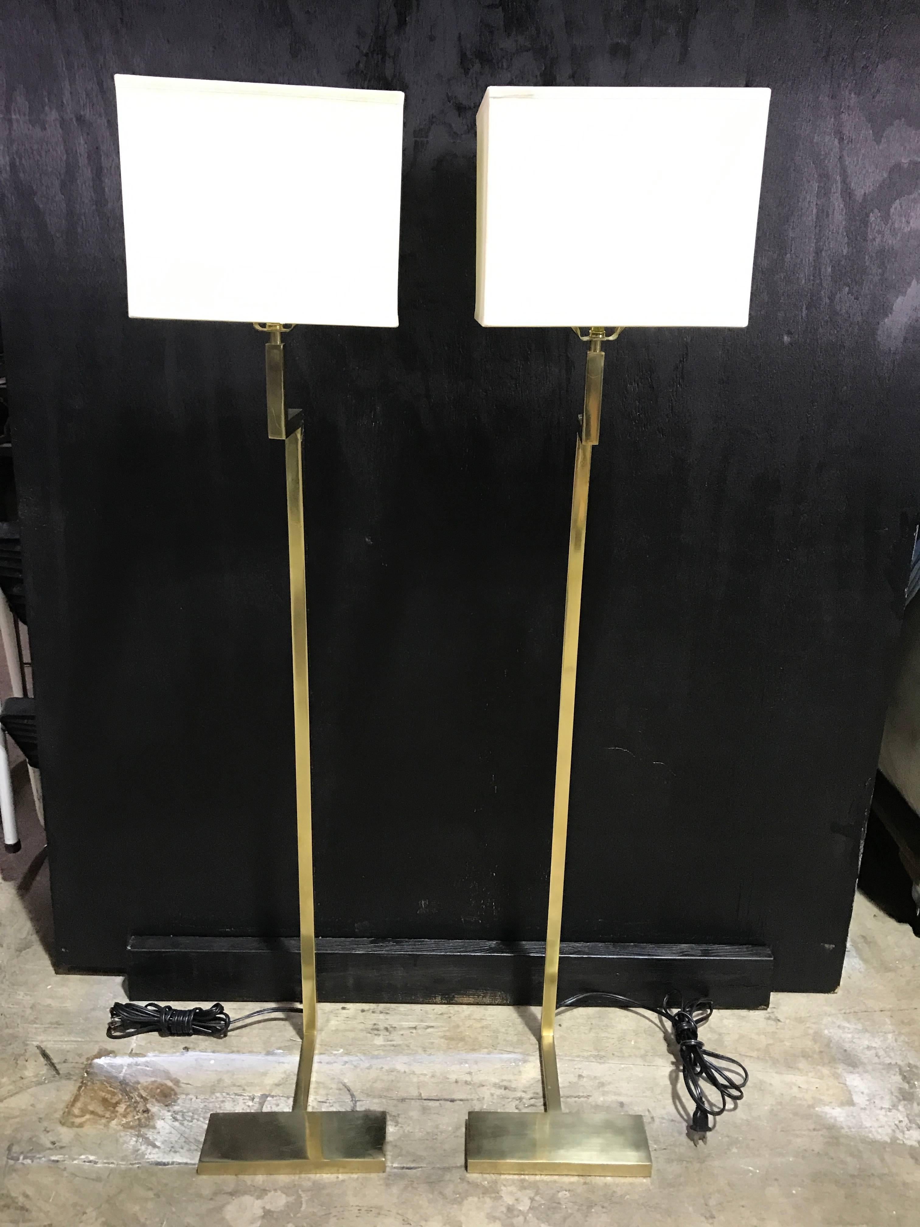 Français Paire de lampadaires modernes français en laiton de Jacques Quinet