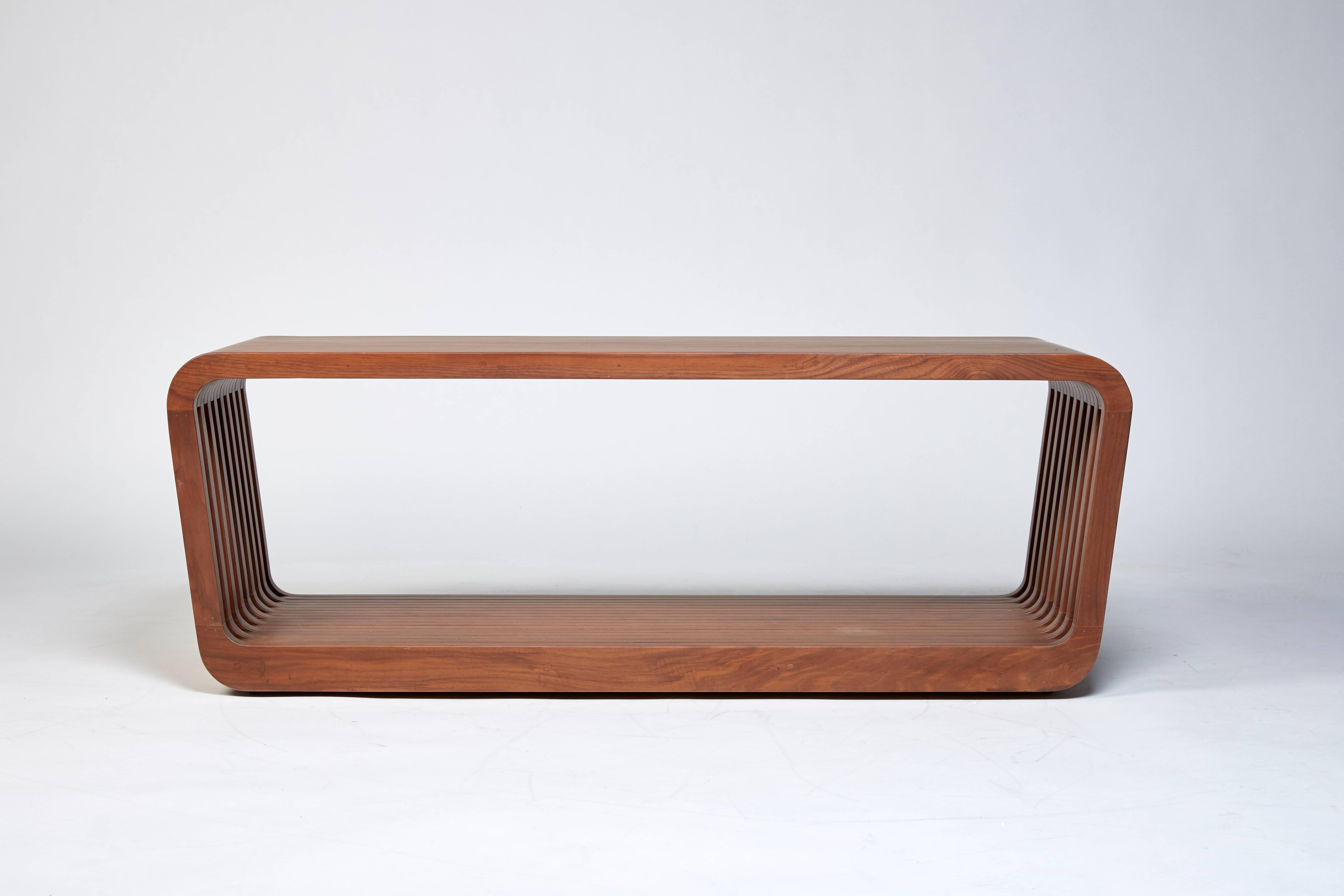 La collection LINK se compose de trois éléments élégants : deux versions de bancs et un tabouret. Ces pièces polyvalentes s'adaptent à une variété d'espaces, servant de bancs de lit, de tables basses, de tabourets ou de tables de chevet. Avec leurs