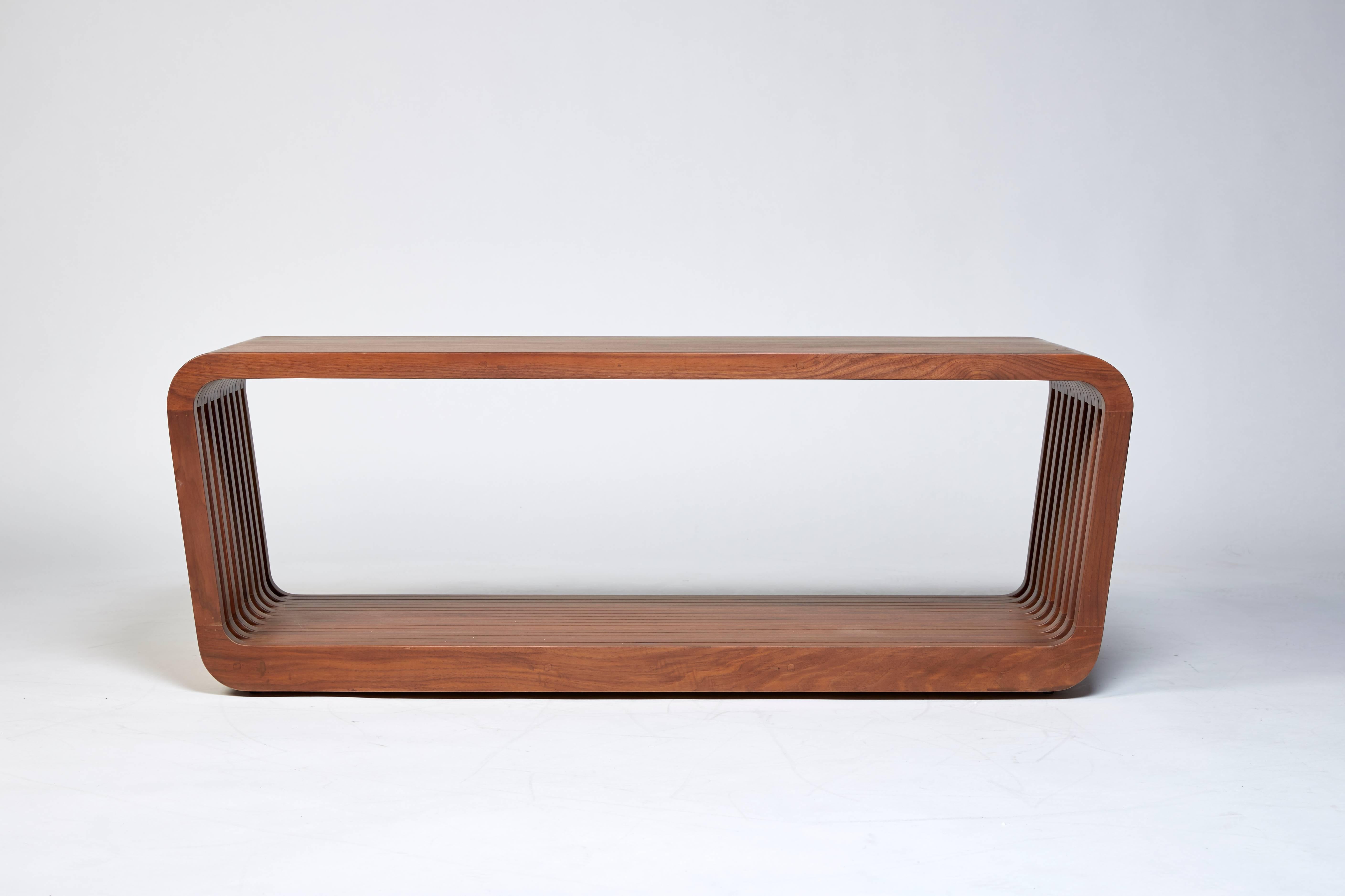 Table basse ou banc contemporain en laque brillante ou essence de bois .

Le banc, la table et le tabouret sont les trois meubles qui composent la collection Link. Disposées séparément ou reliées entre elles, les pièces s'adaptent à chaque intérieur