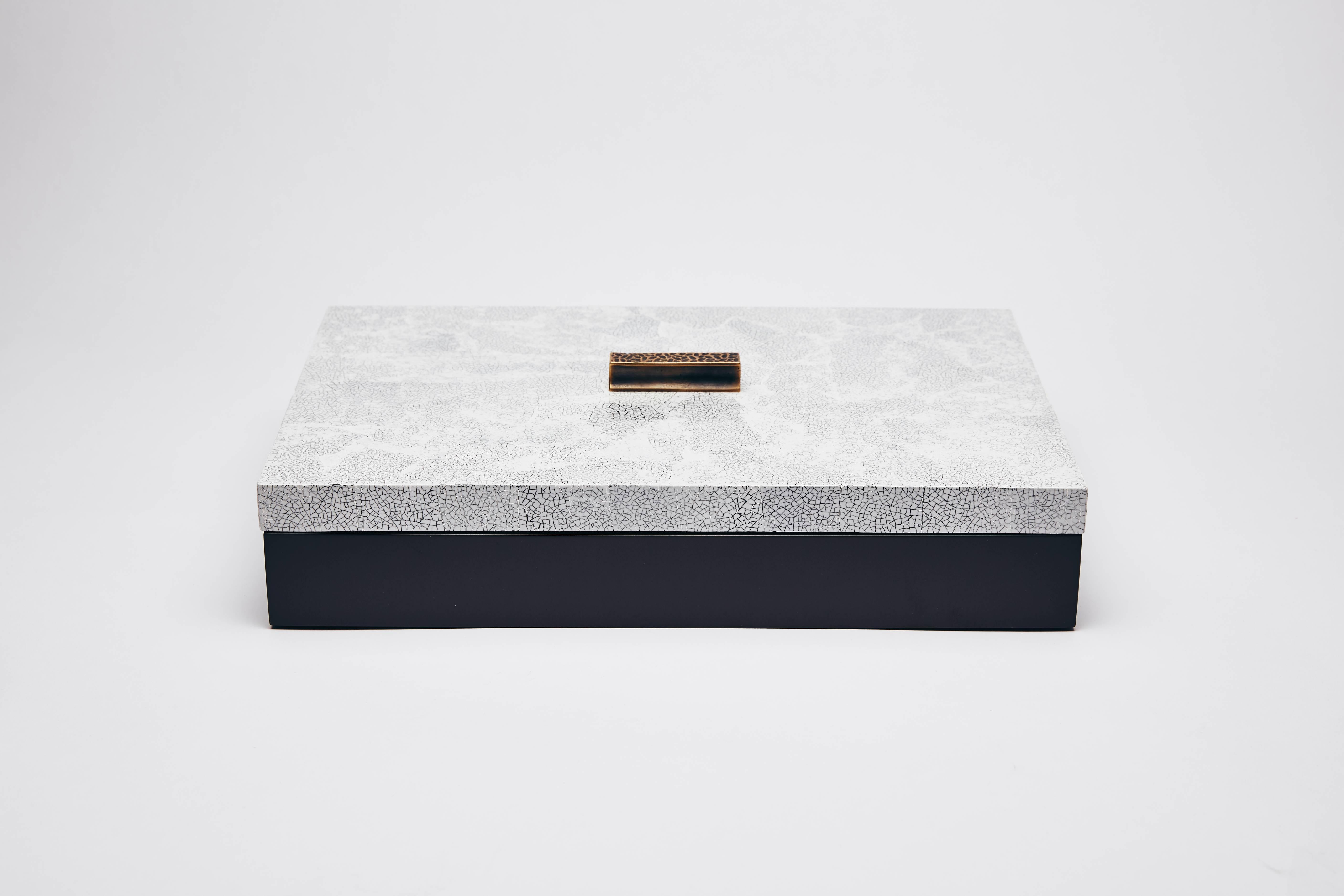 The REDA AMALOU DESIGN boxes echo Asian, and more specifically Vietnamese, culture, by which Reda Amalou has been inspired over time. The boxes that make up this line of accessories are available in three series: eggshell, glossy or matte lacquers.