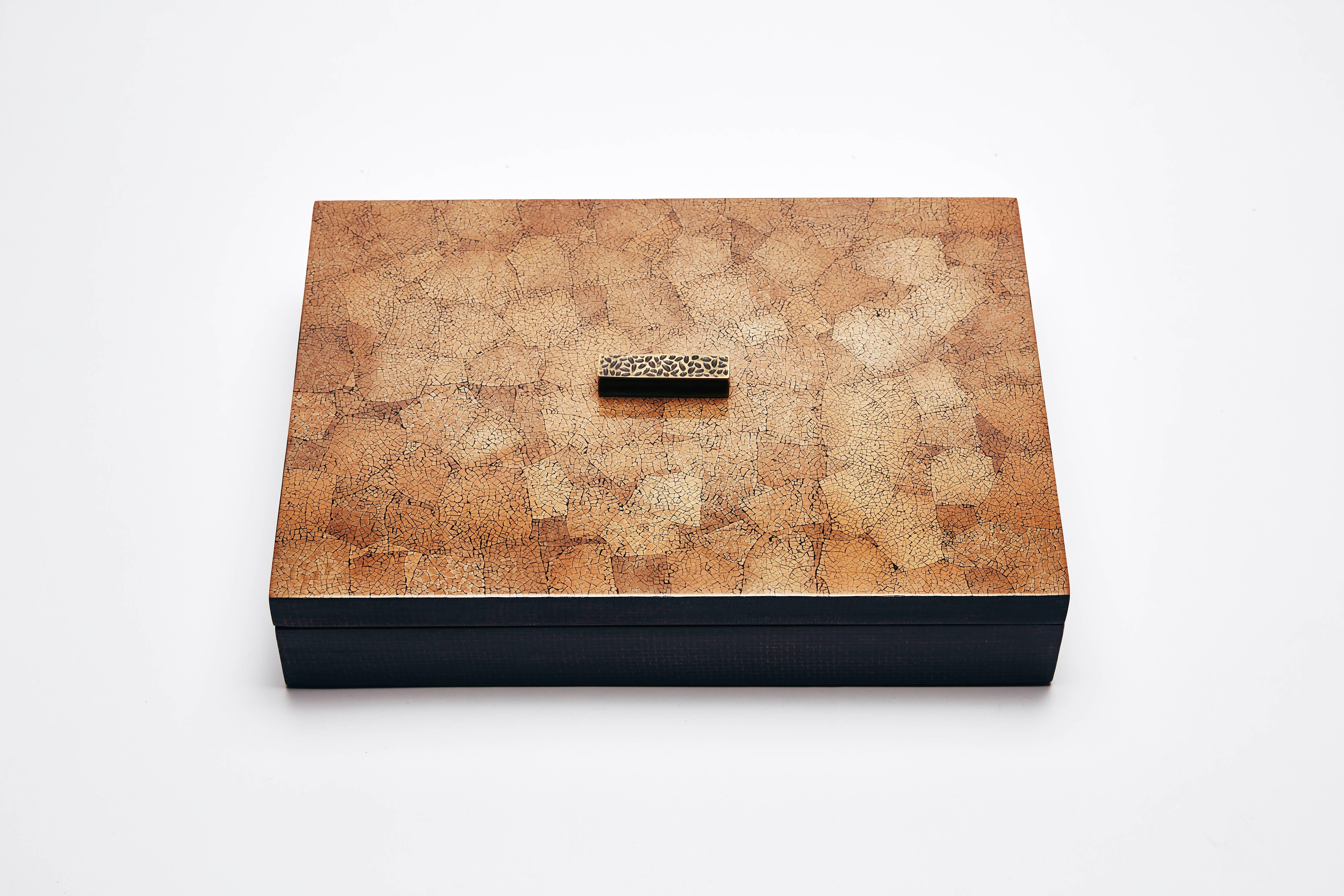 The REDA AMALOU DESIGN boxes echo Asian, and more specifically Vietnamese, culture, by which Reda Amalou has been inspired over time. The boxes that make up this line of accessories are available in three series: eggshell, glossy or matte lacquers.
