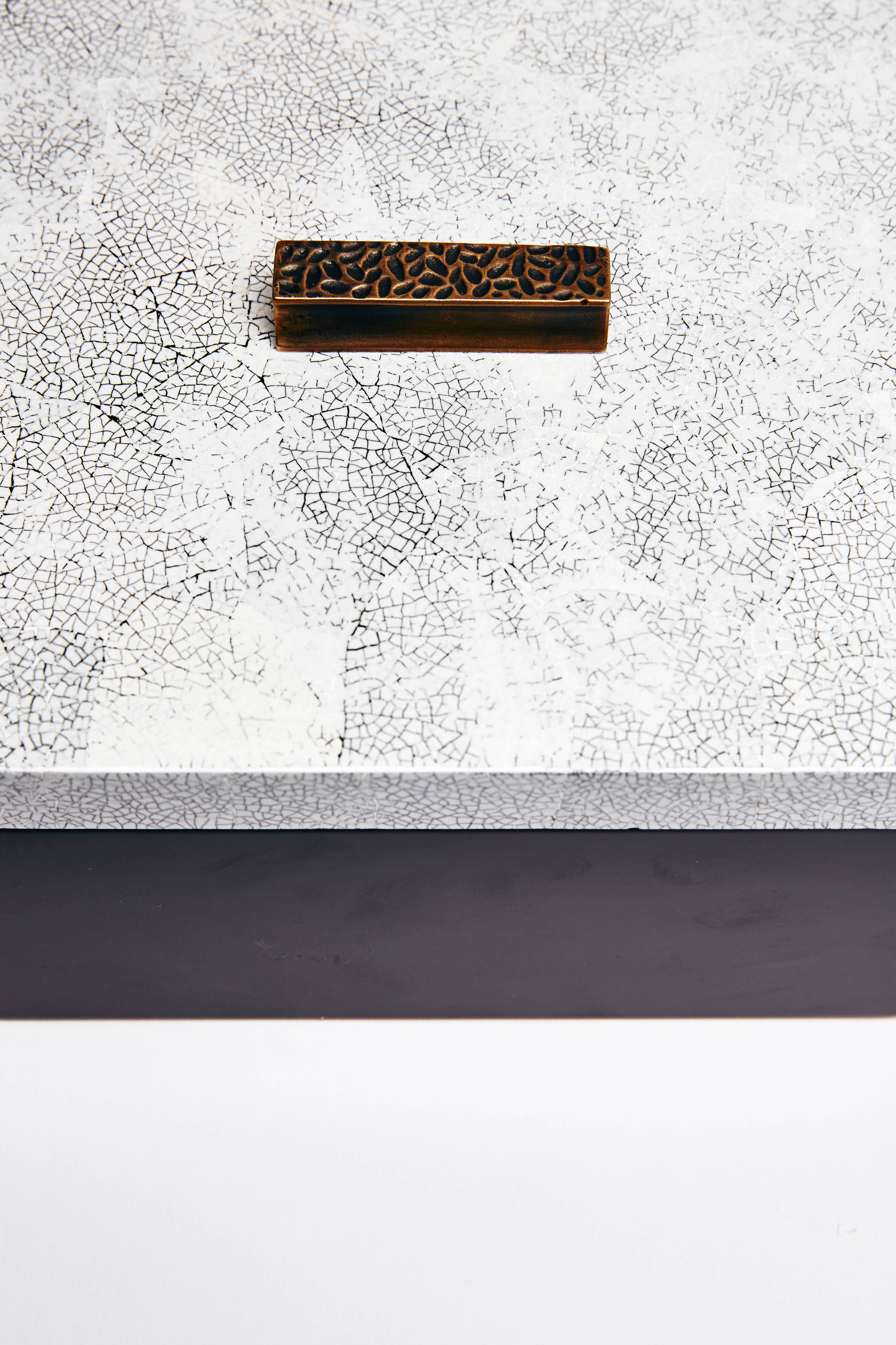 Cajas decorativas, ELLA de Reda Amalou Design, 2016 - Cáscara de huevo blanca, Negro Minimalista en venta