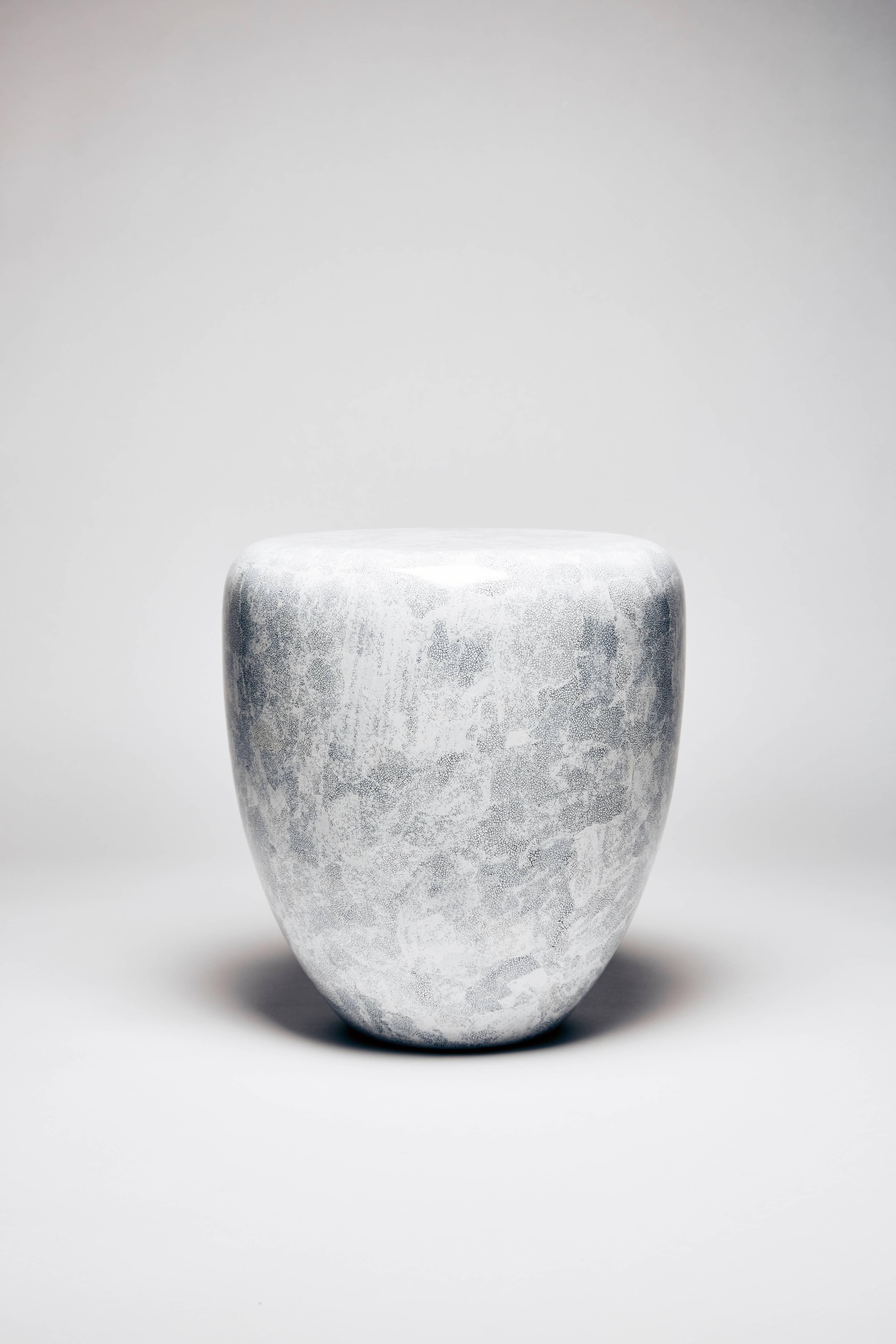 DOT n'est pas une table d'angle. Il s'agit d'une invitation. Une expérience polyvalente. Tout d'abord, il s'agit d'un œil hypnotisé par la matière. L'attention est captivée par ce curieux magma. Mat, brillant, patine bicolore, coquille d'œuf ou
