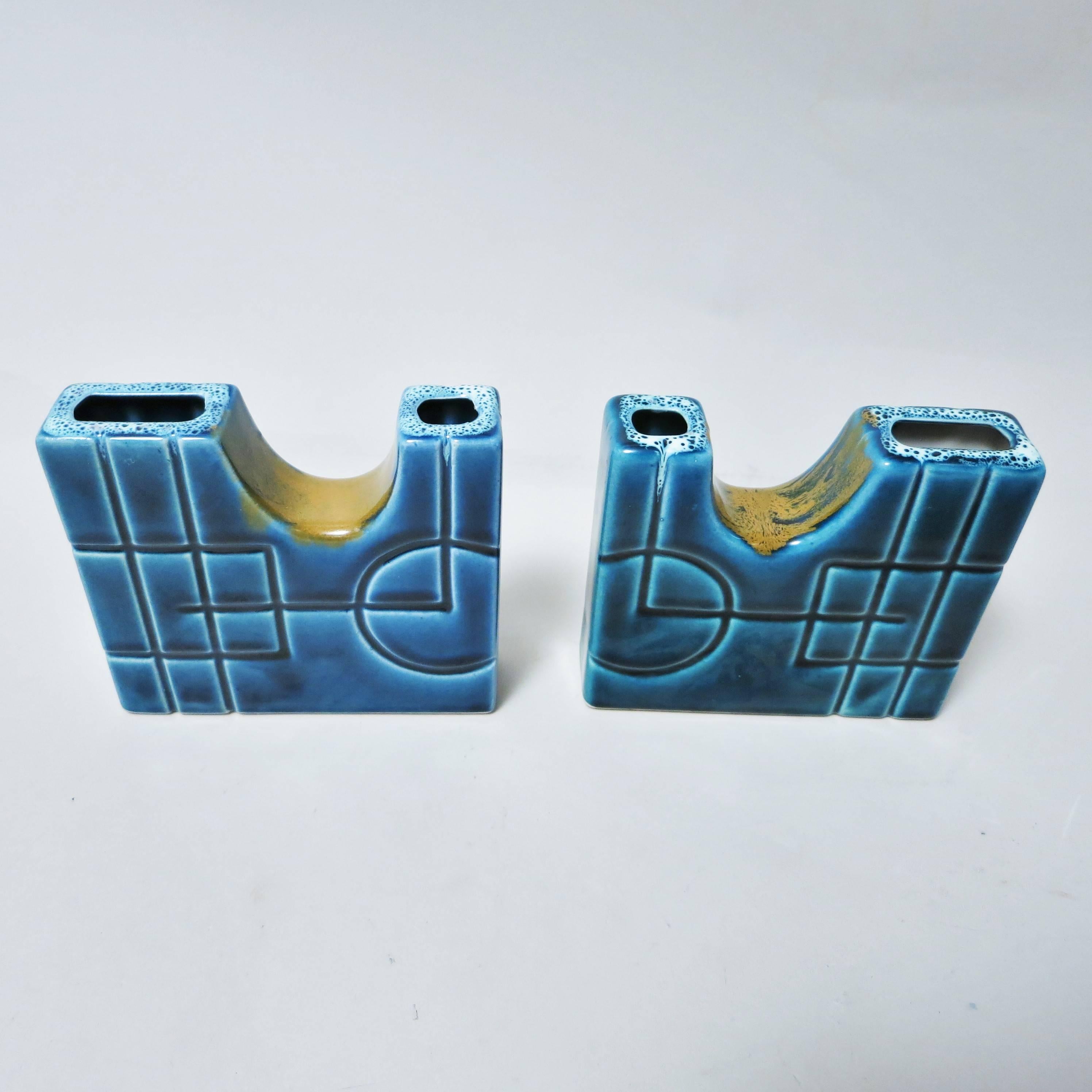 Pair of graphical vases in blue enamelled porcelain, Italian work of the 1960s attributed to Marcello Fantoni.