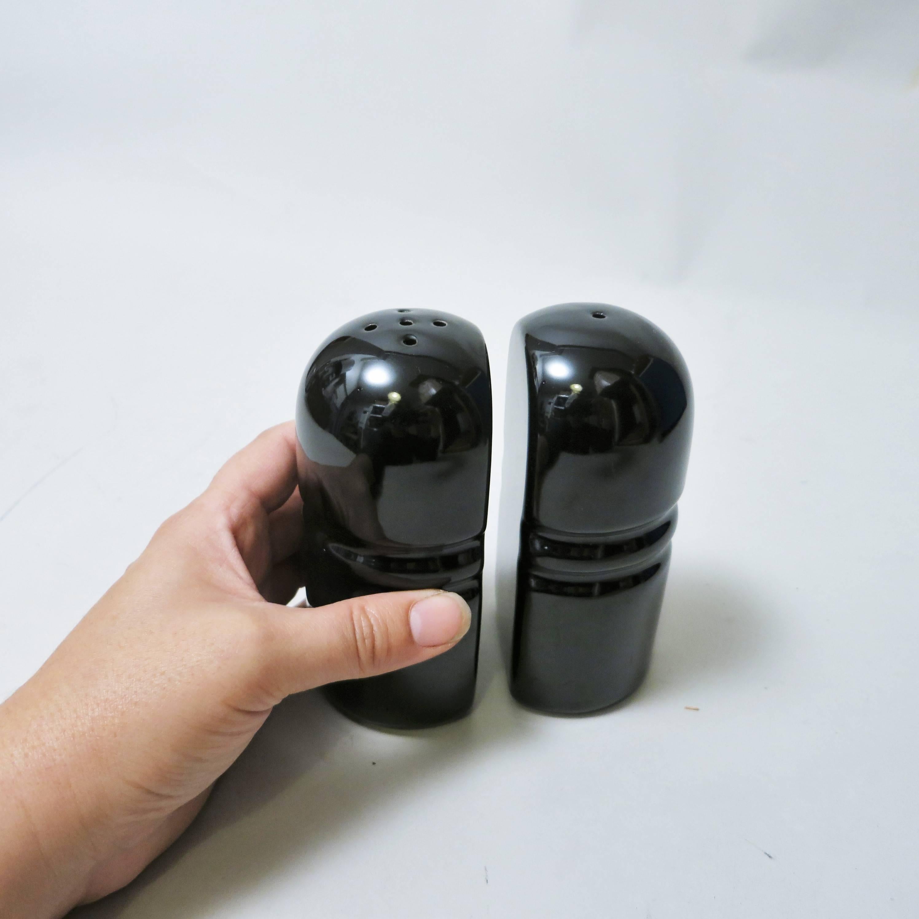 Very graphical set of salt and pepper shakers in black enameled ceramic designed by Italian designer Pino Spagnolo in the early 1970s for Sicart in excellent condition.