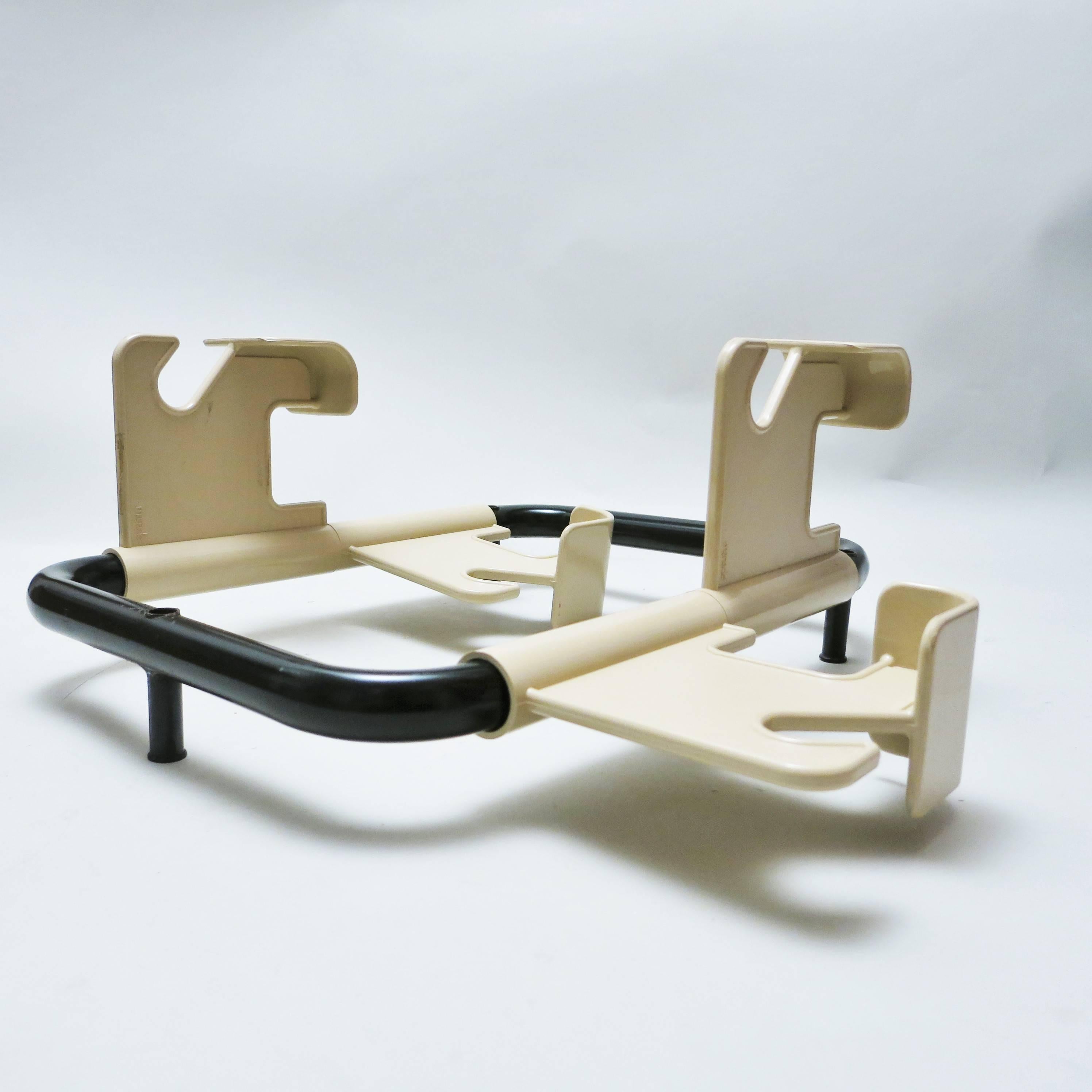 Coat rack with four hangers in beige ABS plastic on a tubular metal structure. Designed in 1975 by Jean Pierre Vitrac for Manade, France.