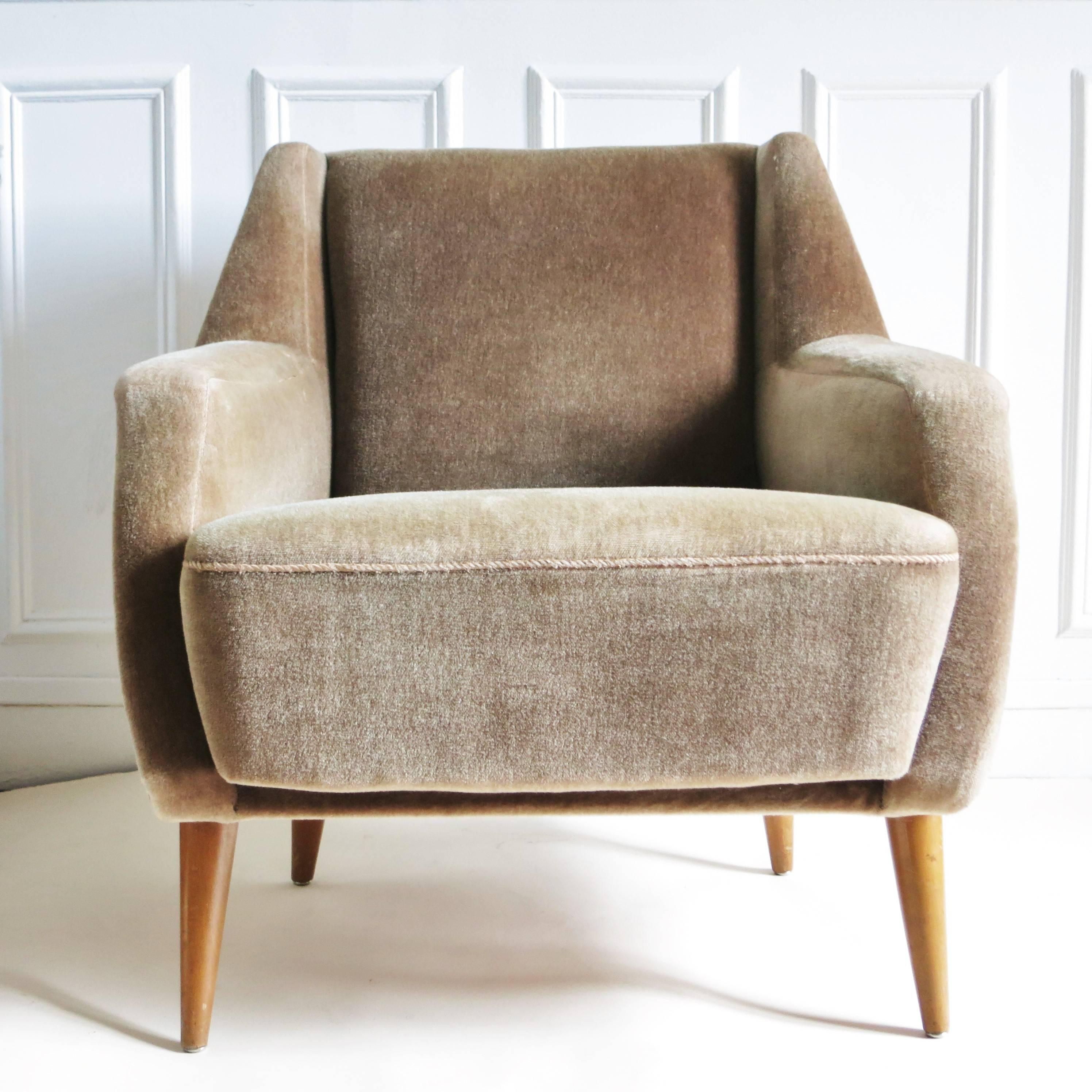 Armchair Model 802, in light brown velvet and wood, by Carlo de Carli, for Cassina Italy, 1953.
The highly comfortable easy chair still has its original velvet upholstery, in good condition.