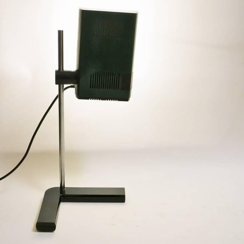 Desk lamp Samp Manade designed by Jean-René Talopp in 1975. Heavy base in L with a orientable shade in green plastic.