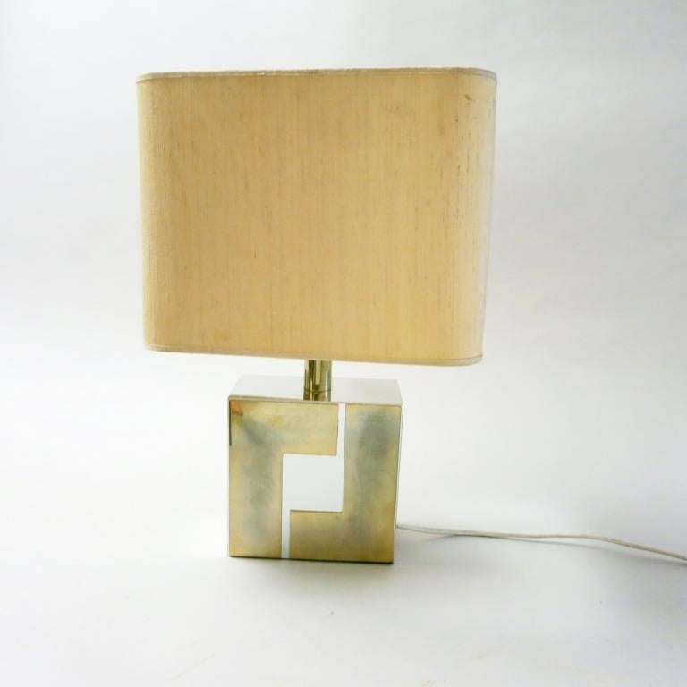 Beautiful and graphical Willy Rizzo table lamp, manufactured in 1970 in chrome polished and brass. Original lampshade included.