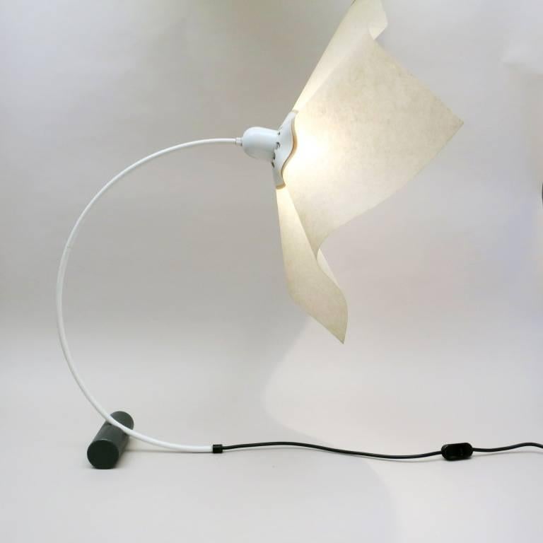 Desk lamp area designed by Mario Bellini for Artemide with orientable shade. The shade is made in a square of synthetic fabric, the wavy ring in the middle gives nice curves to the shade.