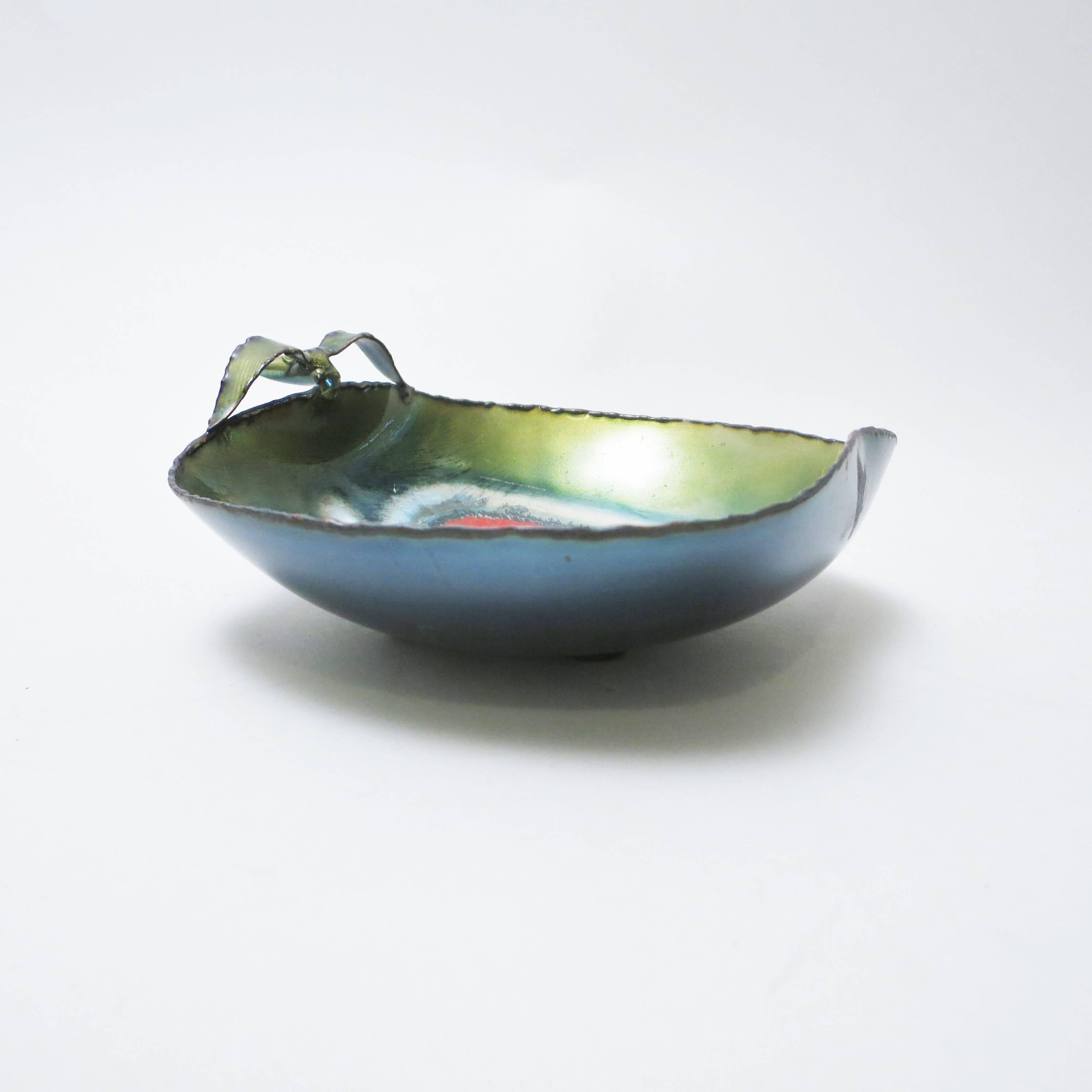 Italian Brutalist bowl in the shape of a apple in enamelled copper by Franco Bastianelli for Laurana in the 1960. 

Beautiful colors green, blue white and red.