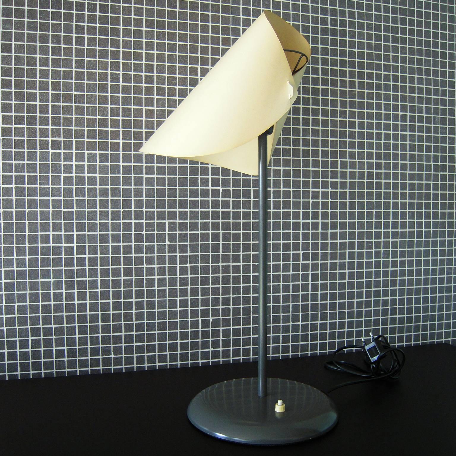 Table lamp designed in 1973 by Man Ray for Sirrah/ Dino Gavina.
The lamp is in grey painted metal with a adjustable diffuser in white composite material.

The item price doesn't includes packing and shipping cost.
